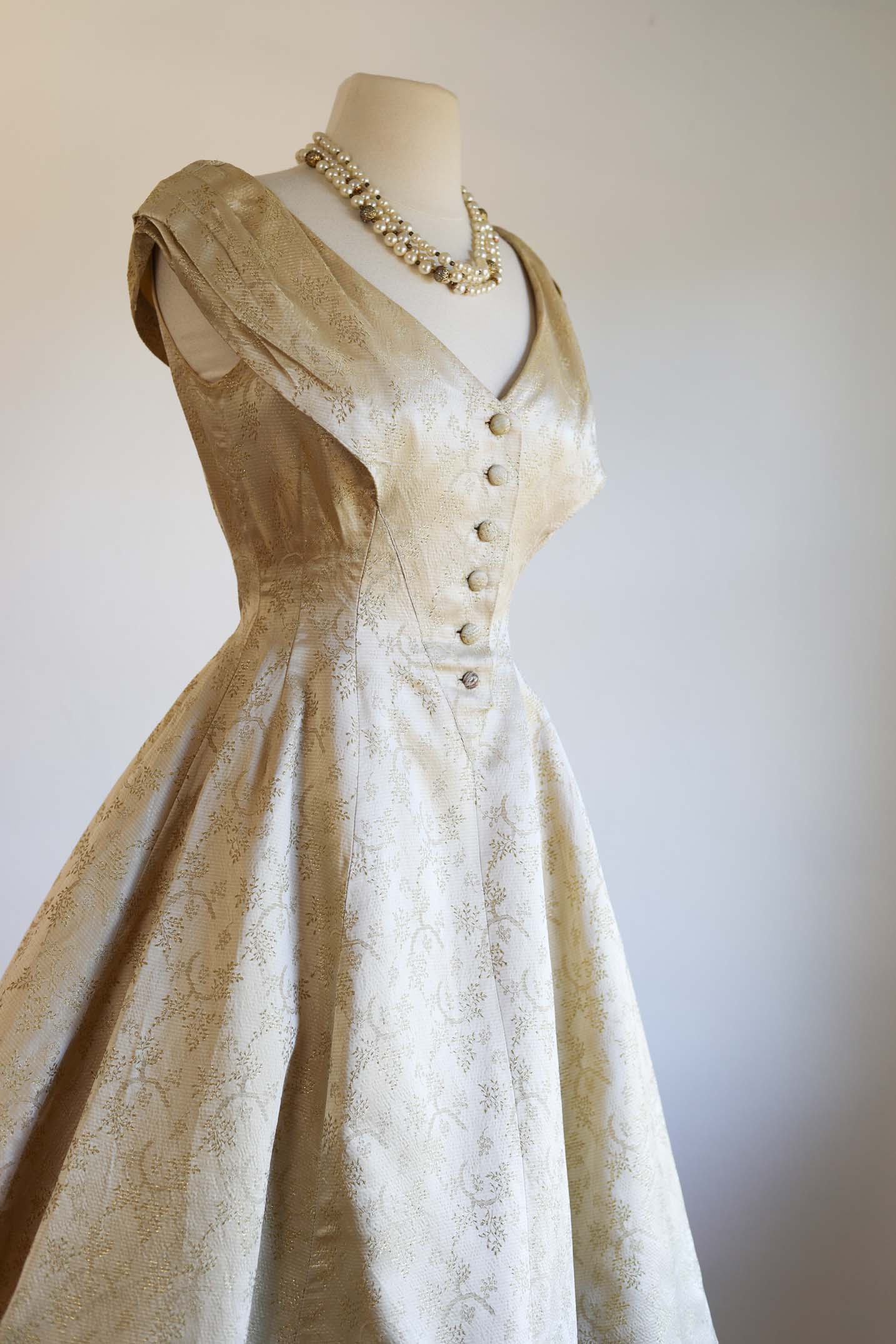 Vintage 1950s Party Dress - Beautiful Champagne Gold Metallic Satin Br Jumblelaya Vintage Vintage 1950s Party Dress - Beautiful Champagne Gold Metallic Satin Br Jumblelaya Vintage