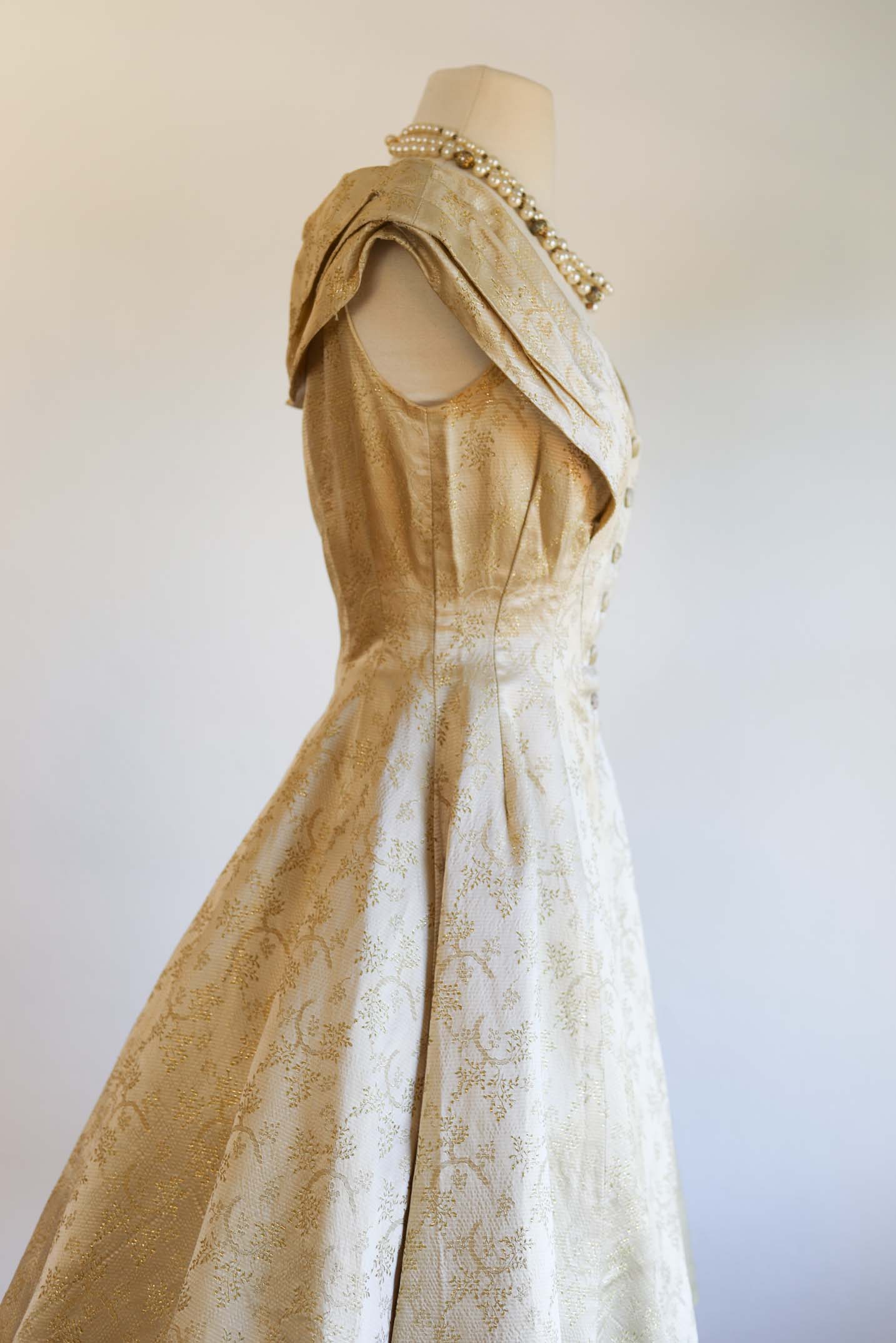 Vintage 1950s Party Dress - Beautiful Champagne Gold Metallic Satin Br Jumblelaya Vintage Vintage 1950s Party Dress - Beautiful Champagne Gold Metallic Satin Br Jumblelaya Vintage