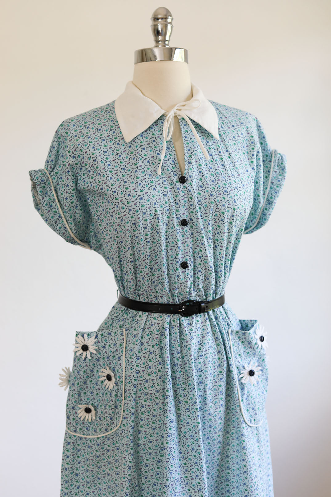 Vintage 1930s - 1940s Cotton Dress - SUPER CUTE! VOLUP Pale Blue Lavender Black Green Floral w Tie Neck & Appliqué Pockets Size L - XL