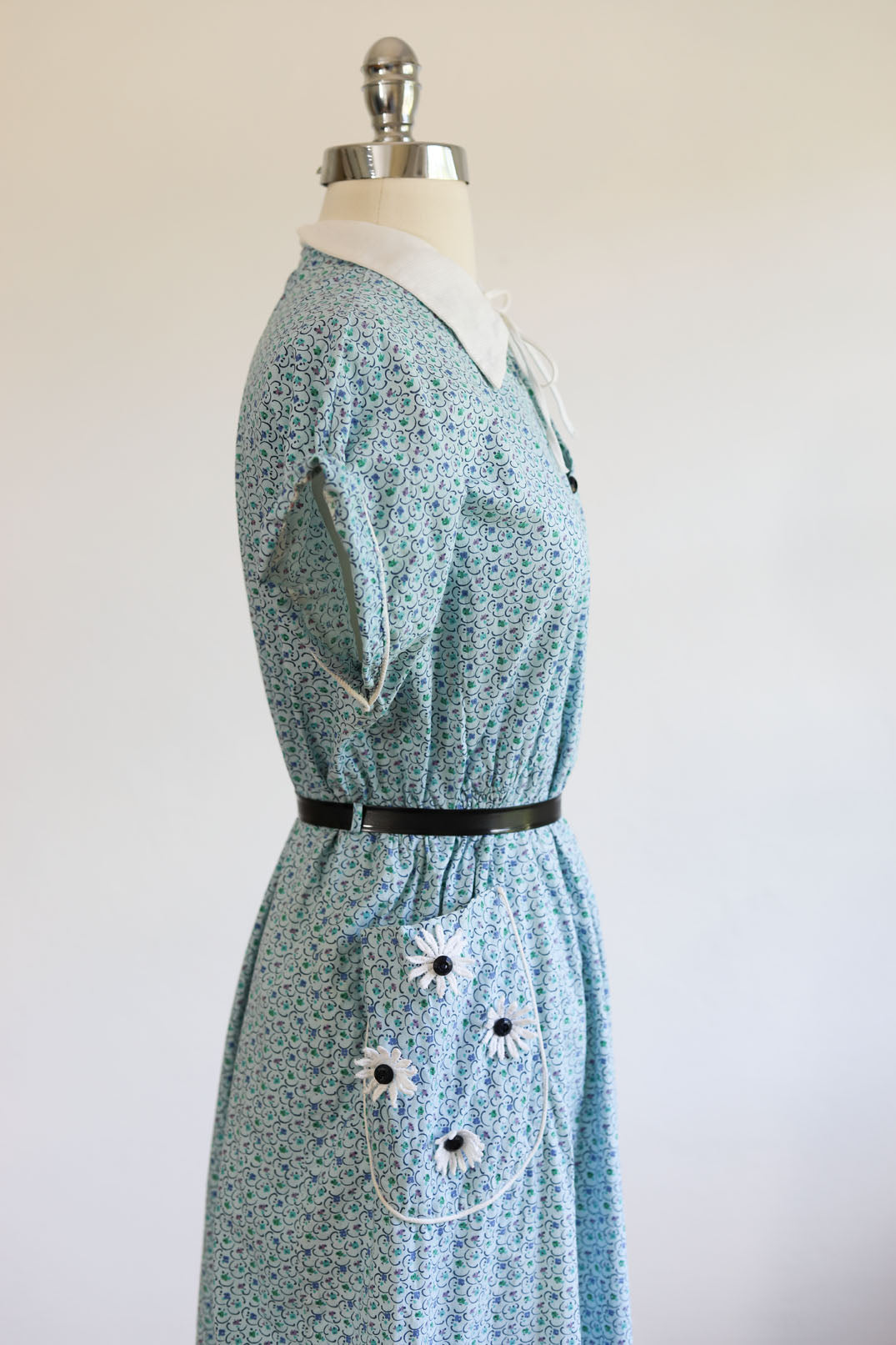 Vintage 1930s - 1940s Cotton Dress - SUPER CUTE! VOLUP Pale Blue Lavender Black Green Floral w Tie Neck & Appliqué Pockets Size L - XL