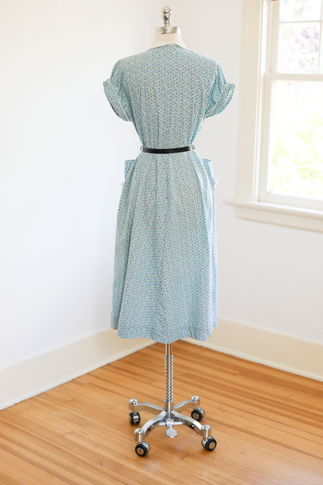 Vintage 1930s - 1940s Cotton Dress - SUPER CUTE! VOLUP Pale Blue Lavender Black Green Floral w Tie Neck & Appliqué Pockets Size L - XL