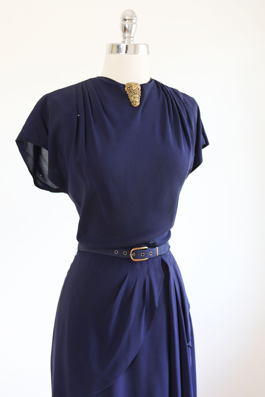 Vintage 1940s Dress - BOMBSHELL Navy Blue Rayon w Gold Metallic Grape + Brass Belt Details Size M - L