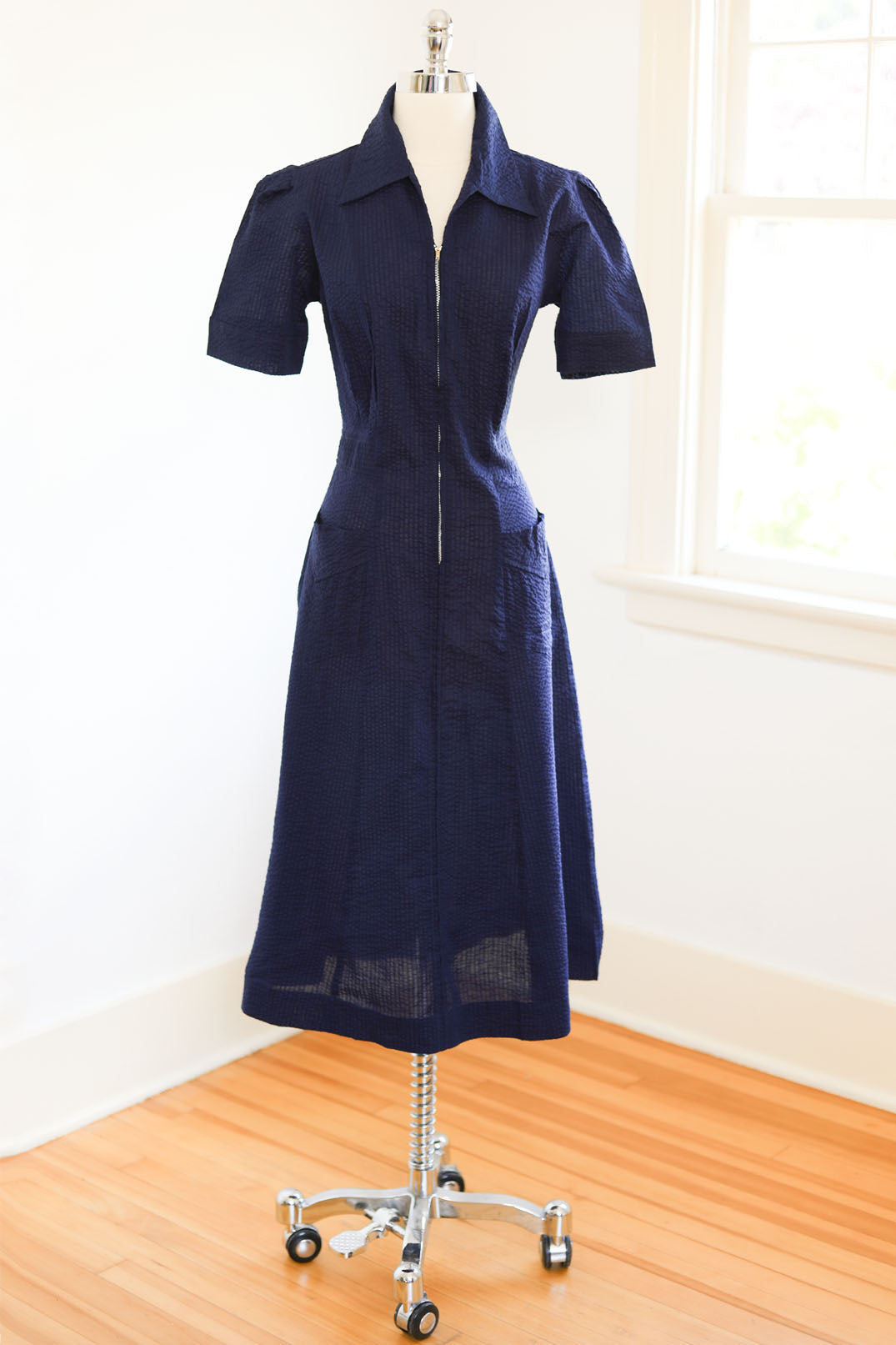 Vintage 1940s Cotton Work Dress - DEADSTOCK Metal Zipper Front Navy Blue Cotton Seersucker w Pockets Size M - L