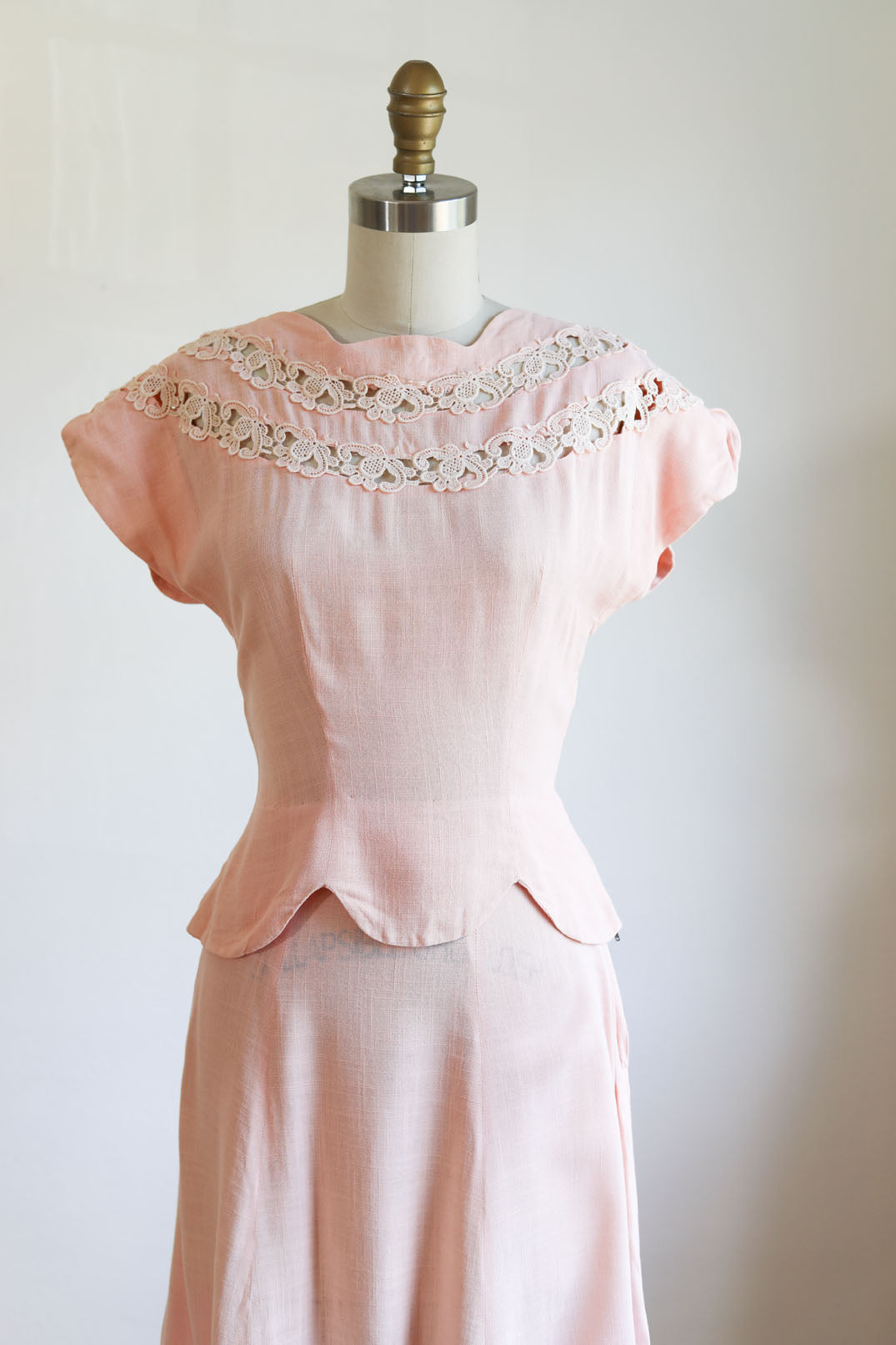 Vintage 1930s to 1940s Summer Suit - SUPERB Ballet Slipper Pink Junior's Linen + Openwork Crochet Lace Blouse + Skirt Size XS - S