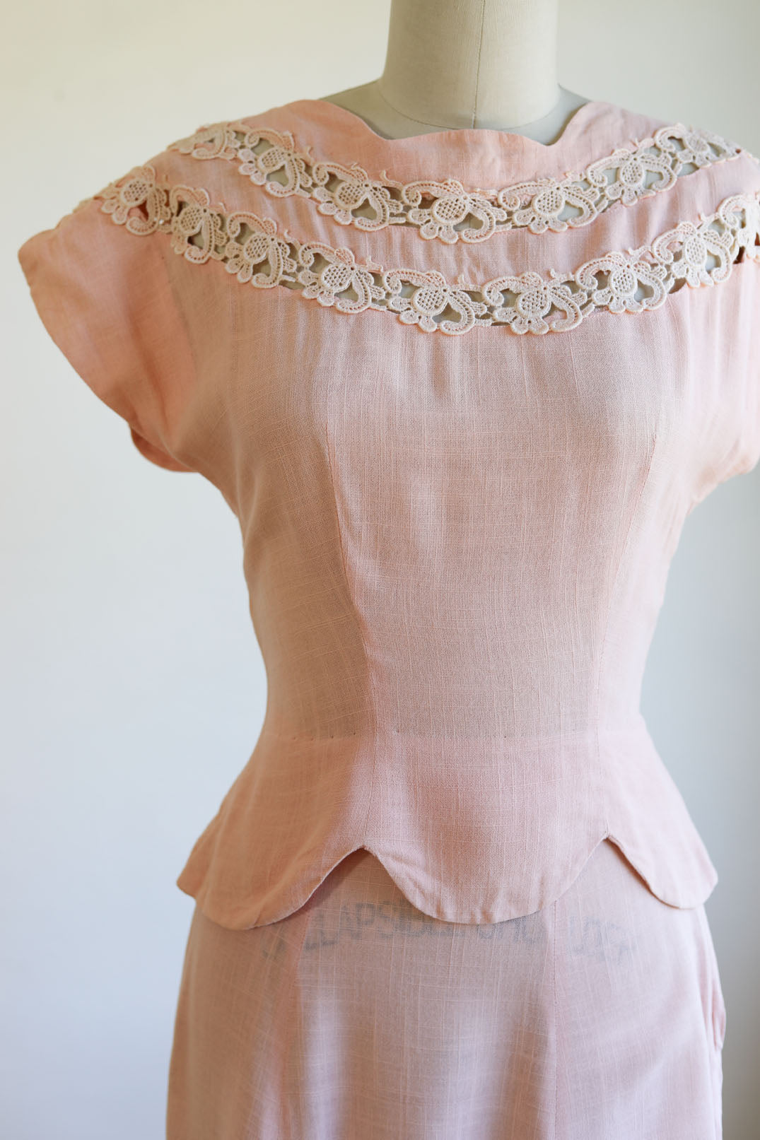 Vintage 1930s to 1940s Summer Suit - SUPERB Ballet Slipper Pink Junior's Linen + Openwork Crochet Lace Blouse + Skirt Size XS - S