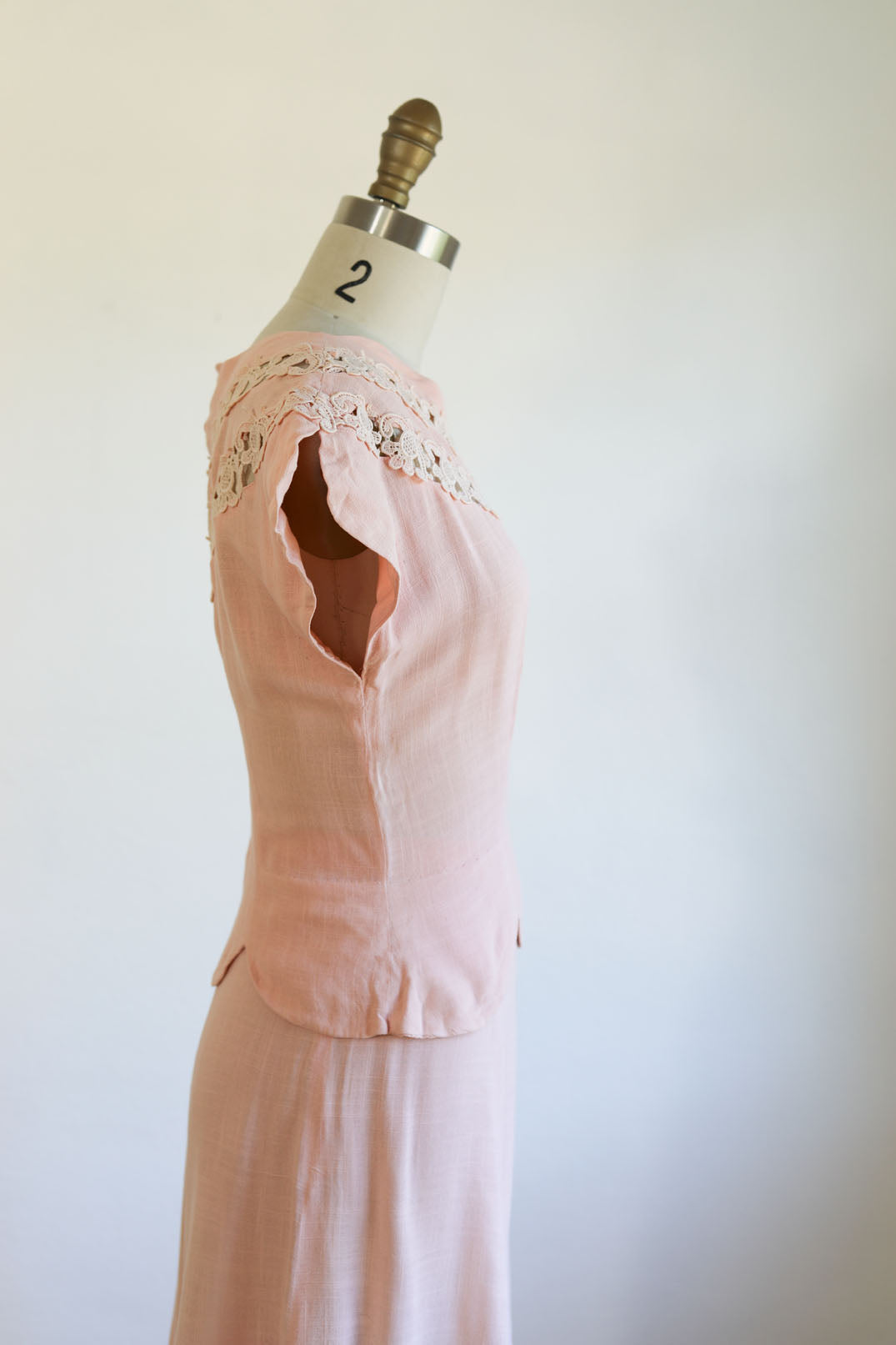 Vintage 1930s to 1940s Summer Suit - SUPERB Ballet Slipper Pink Junior's Linen + Openwork Crochet Lace Blouse + Skirt Size XS - S