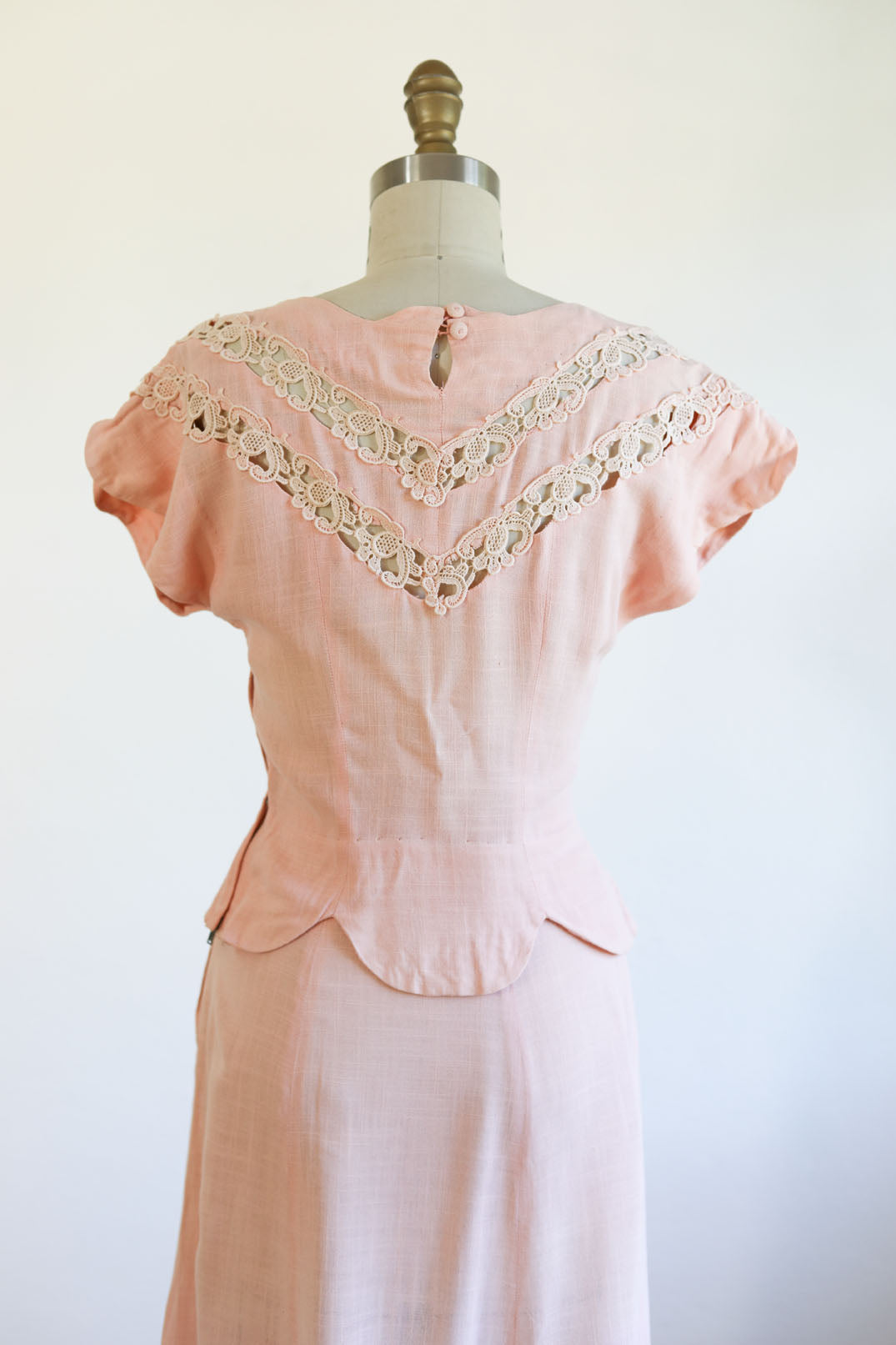 Vintage 1930s to 1940s Summer Suit - SUPERB Ballet Slipper Pink Junior's Linen + Openwork Crochet Lace Blouse + Skirt Size XS - S