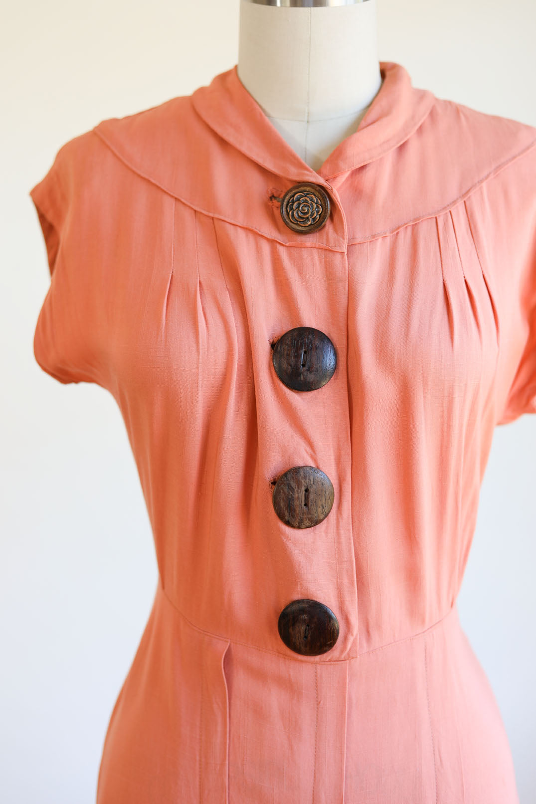 Vintage 1930s Dress - DREAMY PEACH Fluttery Rayon w Bold Wooden + Copper Flower Buttons Size Med