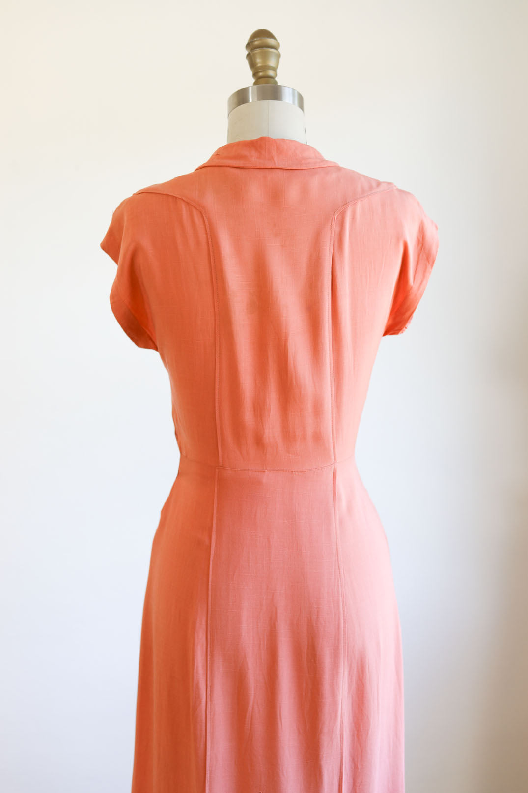 Vintage 1930s Dress - DREAMY PEACH Fluttery Rayon w Bold Wooden + Copper Flower Buttons Size Med