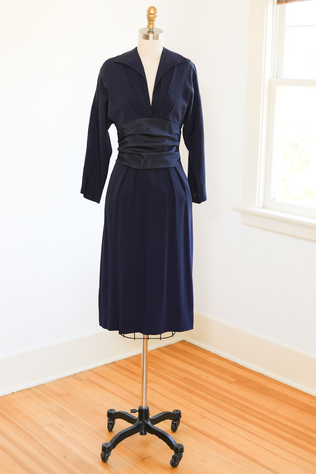 Vintage 1940s to 1950 Dress - BOMBSHELL Midnight Blue Rayon + Silk Taffeta Cocktail Dress w BIG Rear Bustle Bow Size M