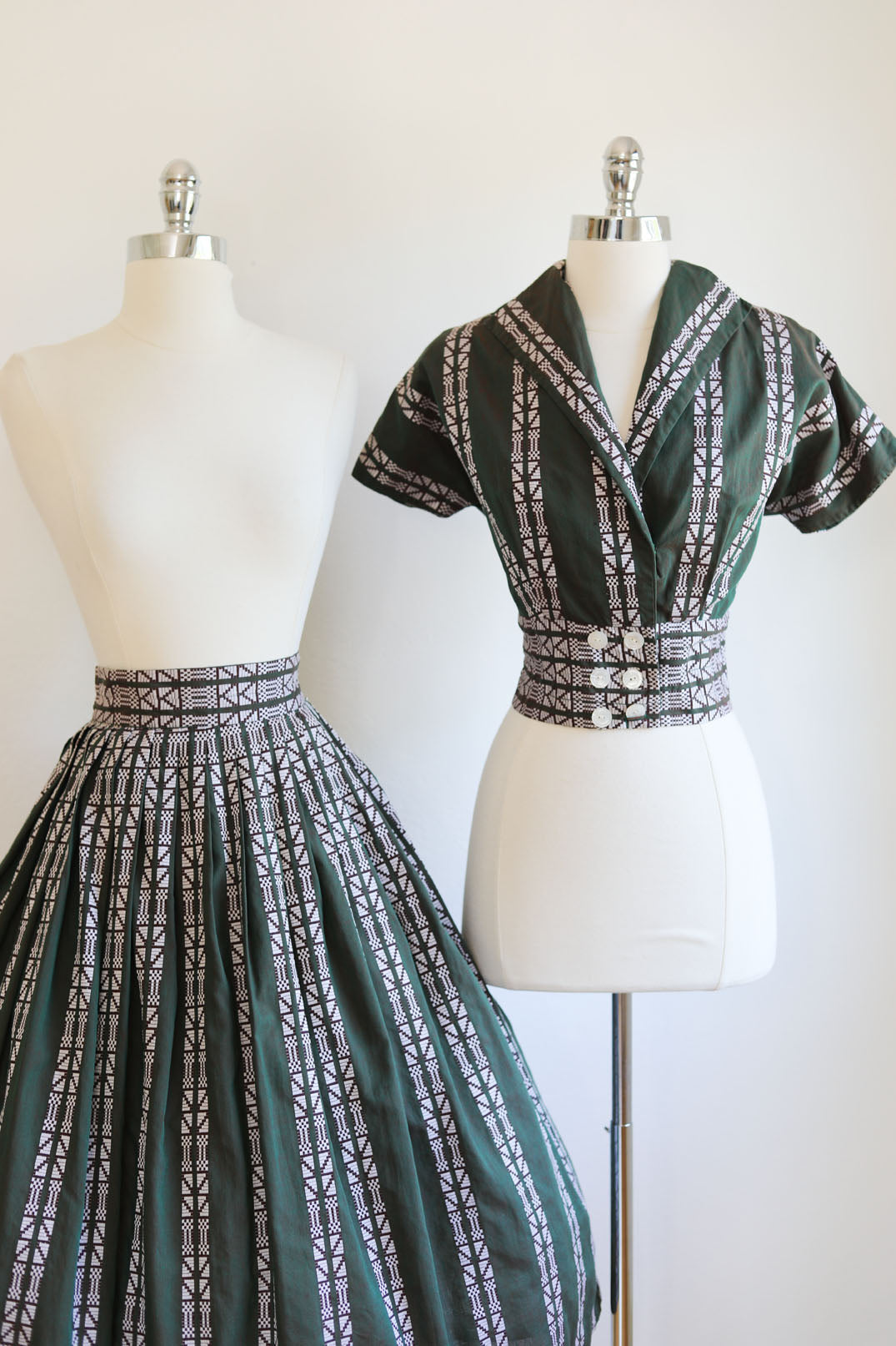 Vintage 1950s Dress Set - STUNNING Olive to Burgundy Chambray Woven w White Blouse + Skirt Size M