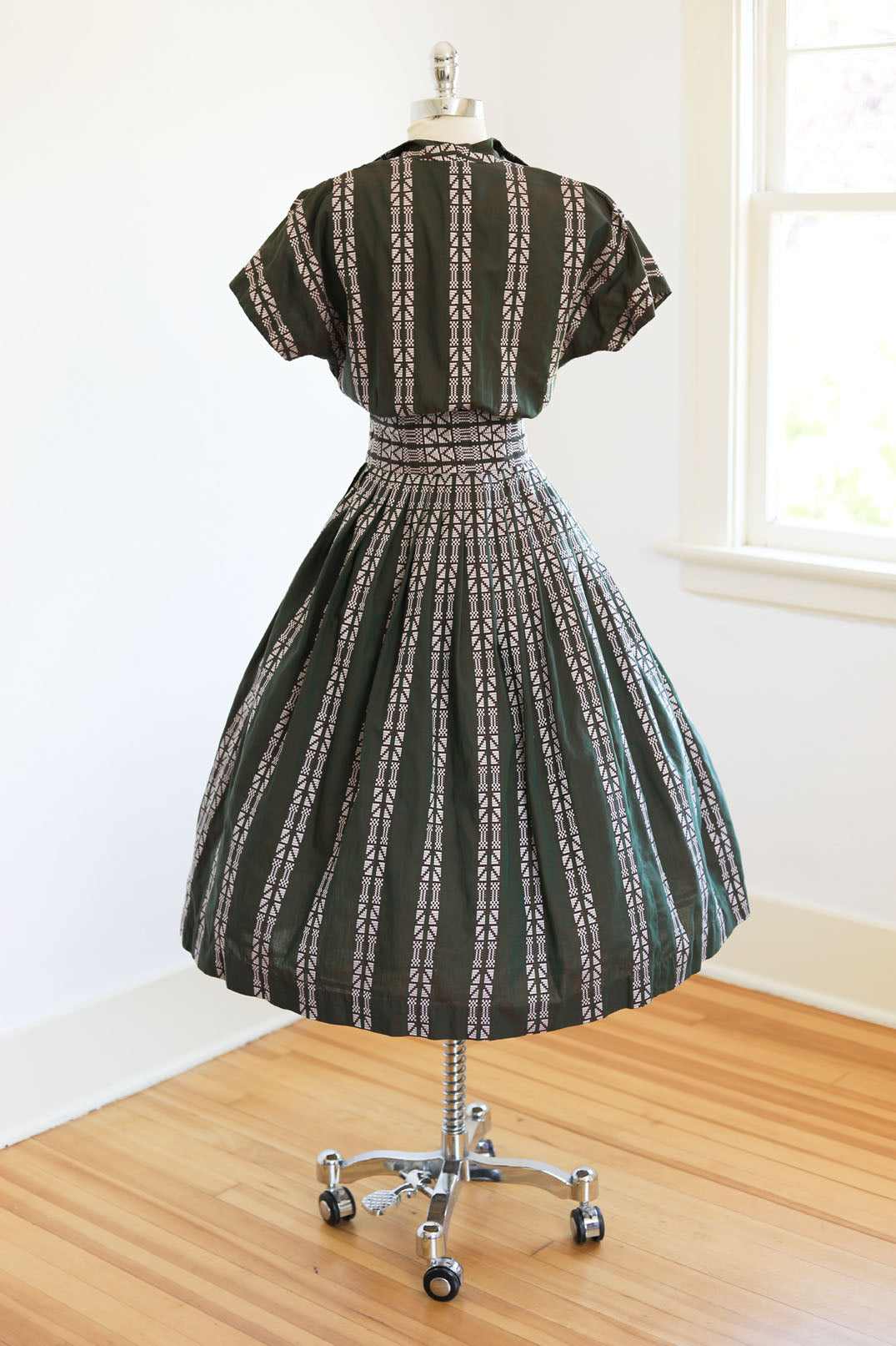 Vintage 1950s Dress Set - STUNNING Olive to Burgundy Chambray Woven w White Blouse + Skirt Size M