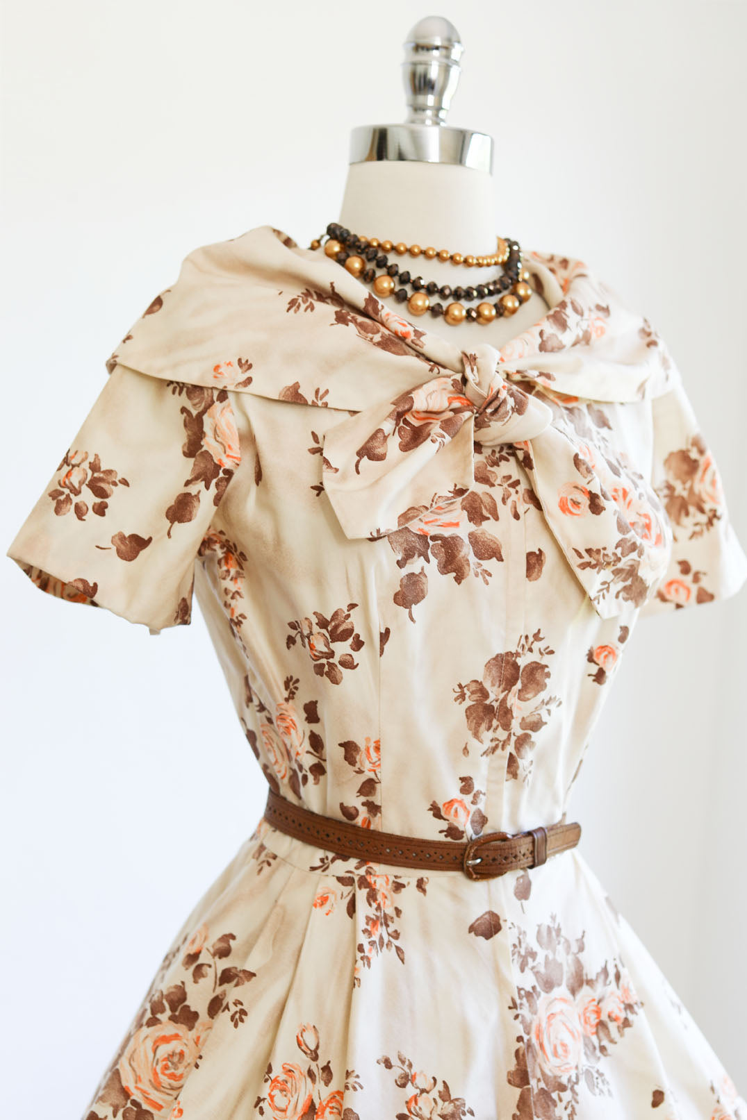 Vintage 1950s Dress - STUNNING Cream + Fawn and Peach Rose Print Cotton Beauty w Front Metal Zipper Size M