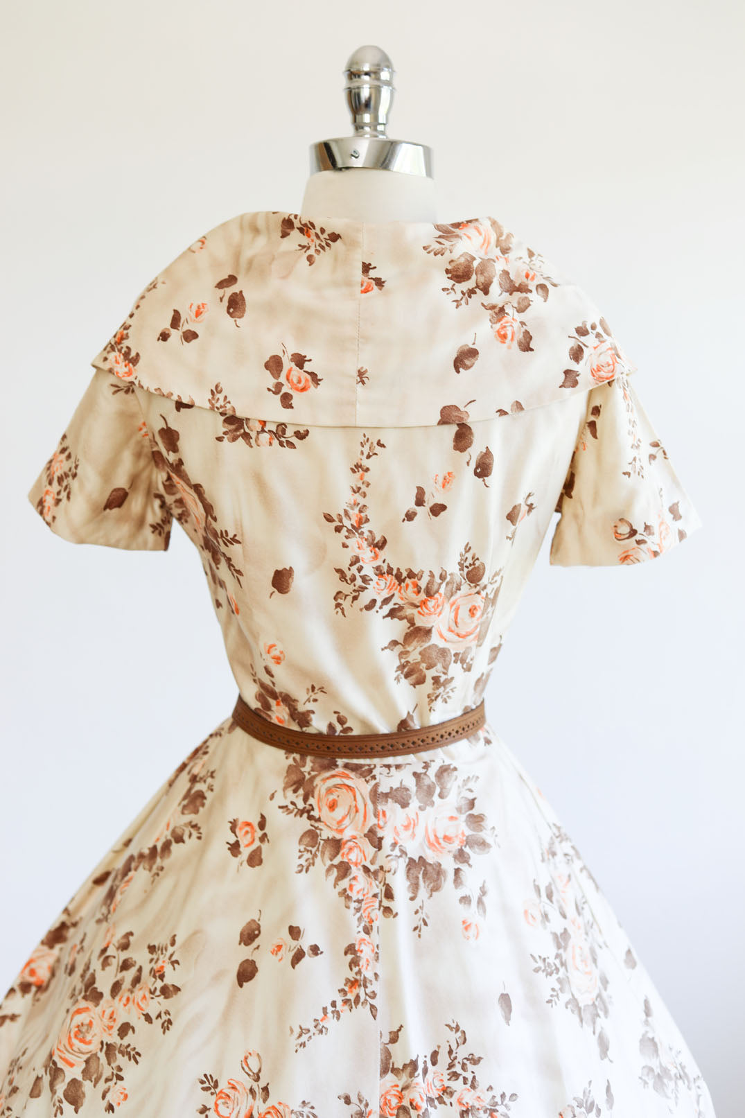 Vintage 1950s Dress - STUNNING Cream + Fawn and Peach Rose Print Cotton Beauty w Front Metal Zipper Size M