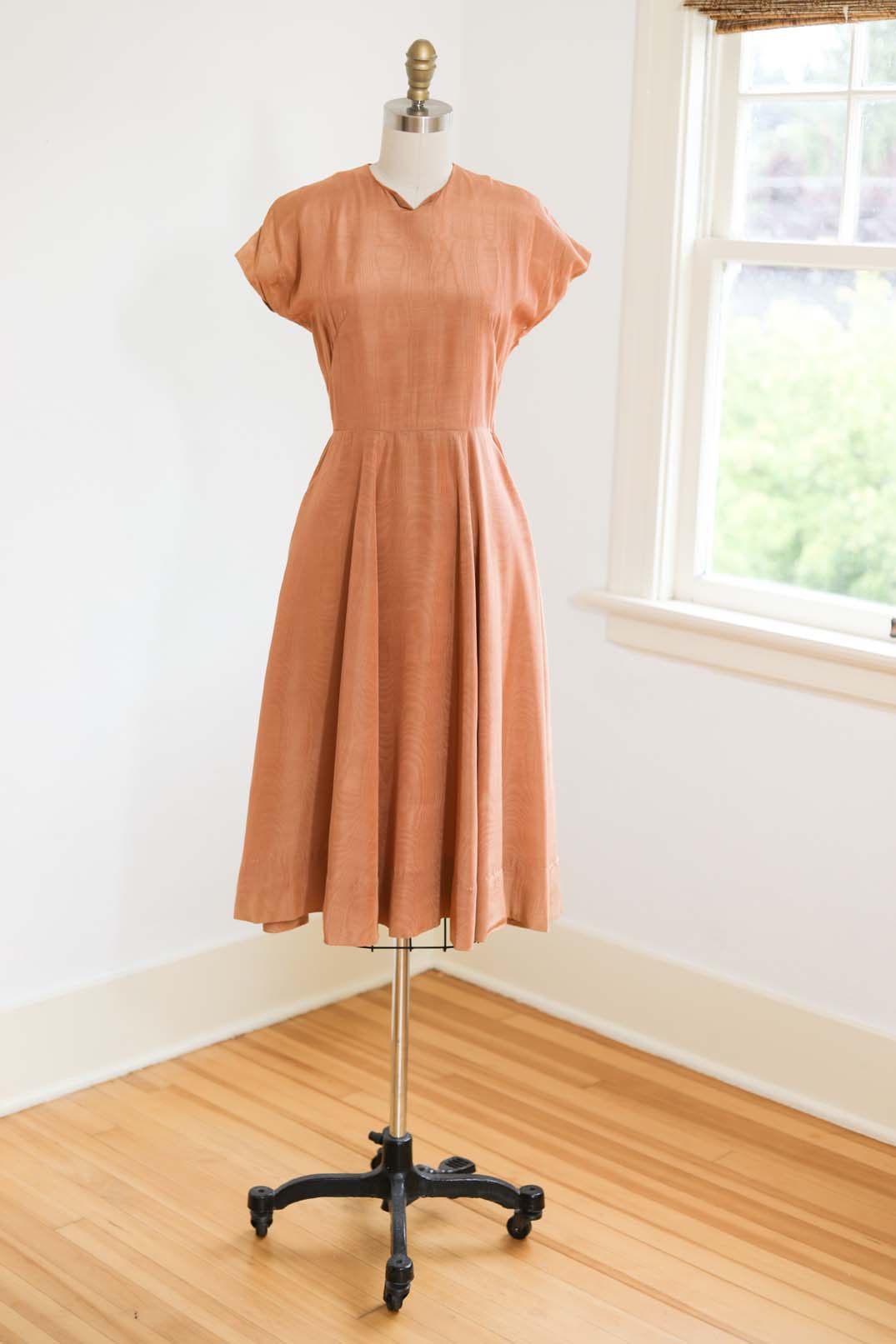 Vintage 1940s Dress - INCREDIBLE Rosy-Copper Burlwood Pattern Moire Swing Frock w Belt-Back Overdress Size XS