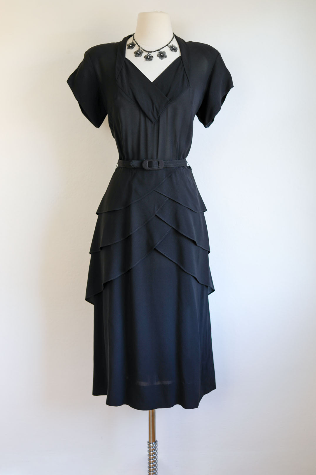 Vintage 1940s Dress - Big Shoulder Sweetheart w Layered Leaves Black Rayon Belted Dress Size M