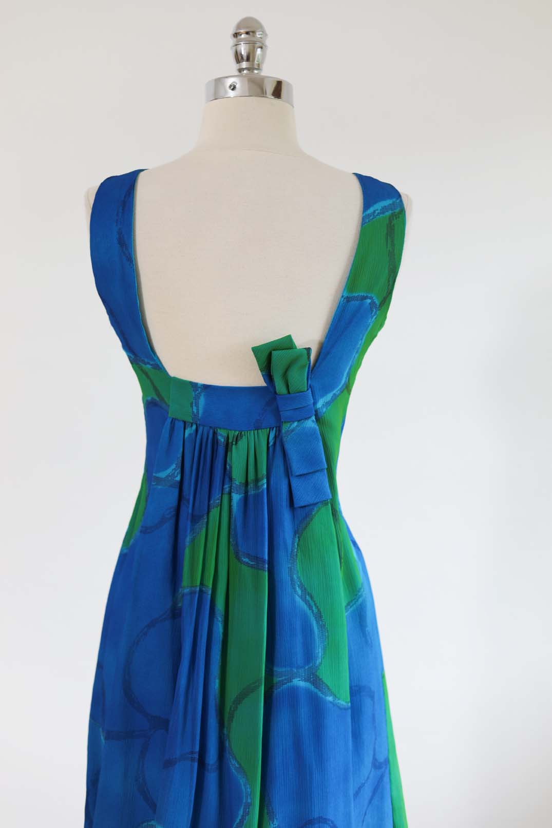 Vintage 1960s Dress - STUNNING Silk Watteau Back Cocktail Hourglass in Earthly Hues Size XS - S