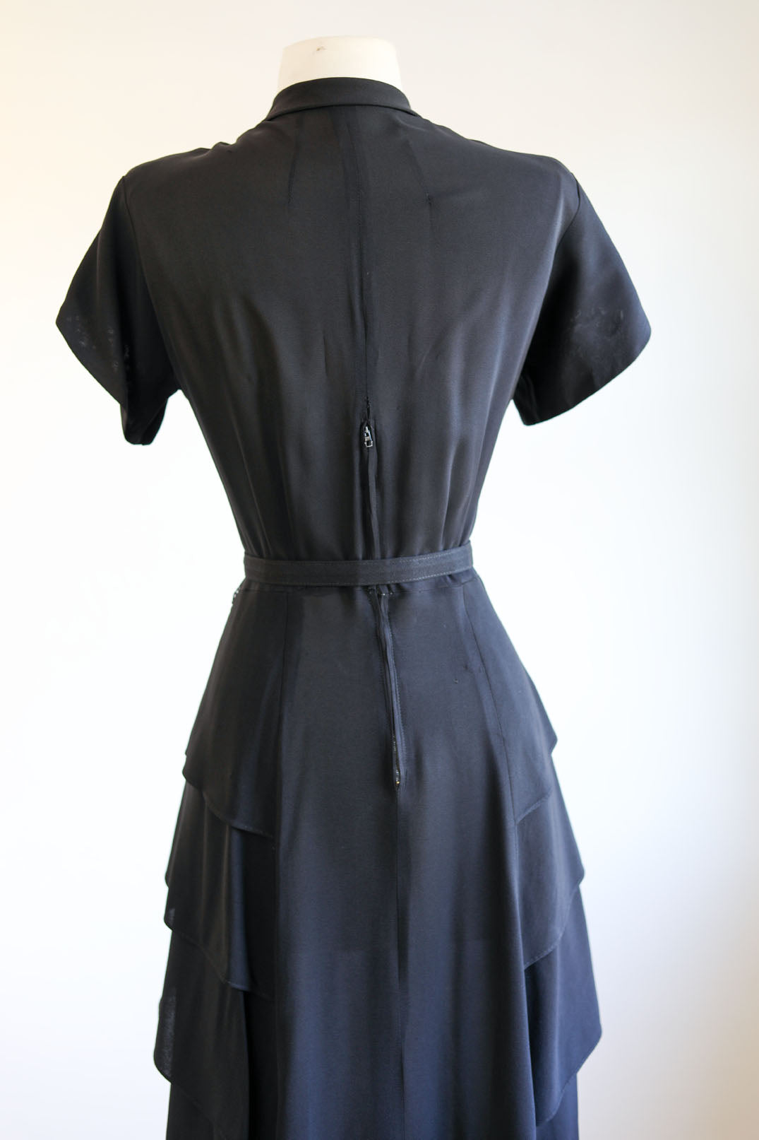 Vintage 1940s Dress - Big Shoulder Sweetheart w Layered Leaves Black Rayon Belted Dress Size M