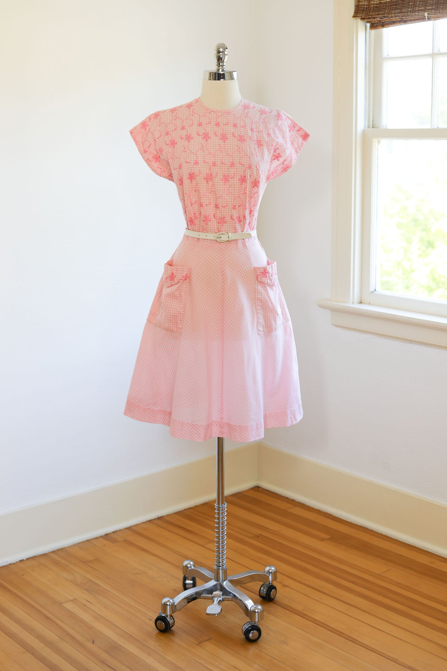 Vintage 1950s Dress - DARLING Pink Gingham Embroidered Cotton w Pockets Size L