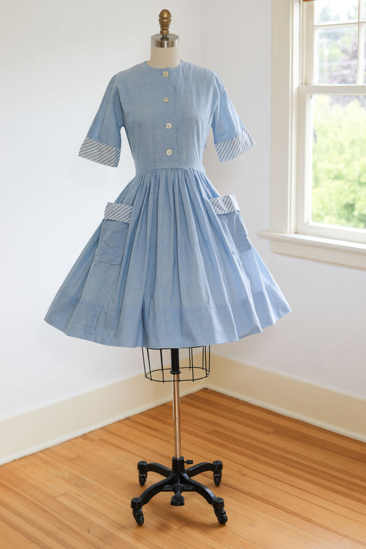 Vintage 1950s Dress - JAUNTY Blue White Chambray Oxford Cotton w CUTE Pockets Size XS - S