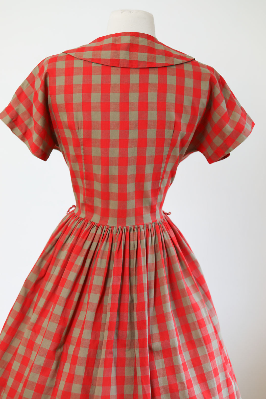 Vintage 1950s Shirtwaist - Jaunty Cherry Tan Plaid Cotton w Big Red Bakelite Platter Buttons Dress Size L