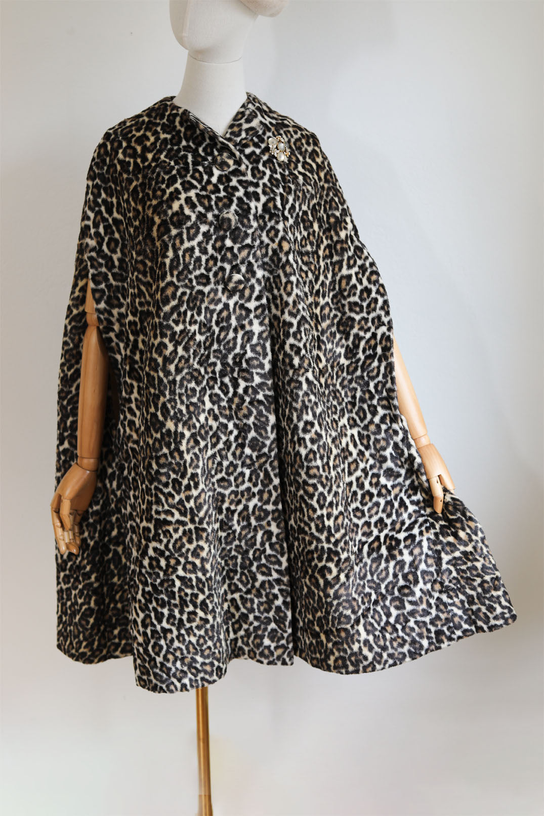 Vintage 1960s Cape Coat - Velvety-Soft Leopard Print Faux Fur Cloak Size S to XL