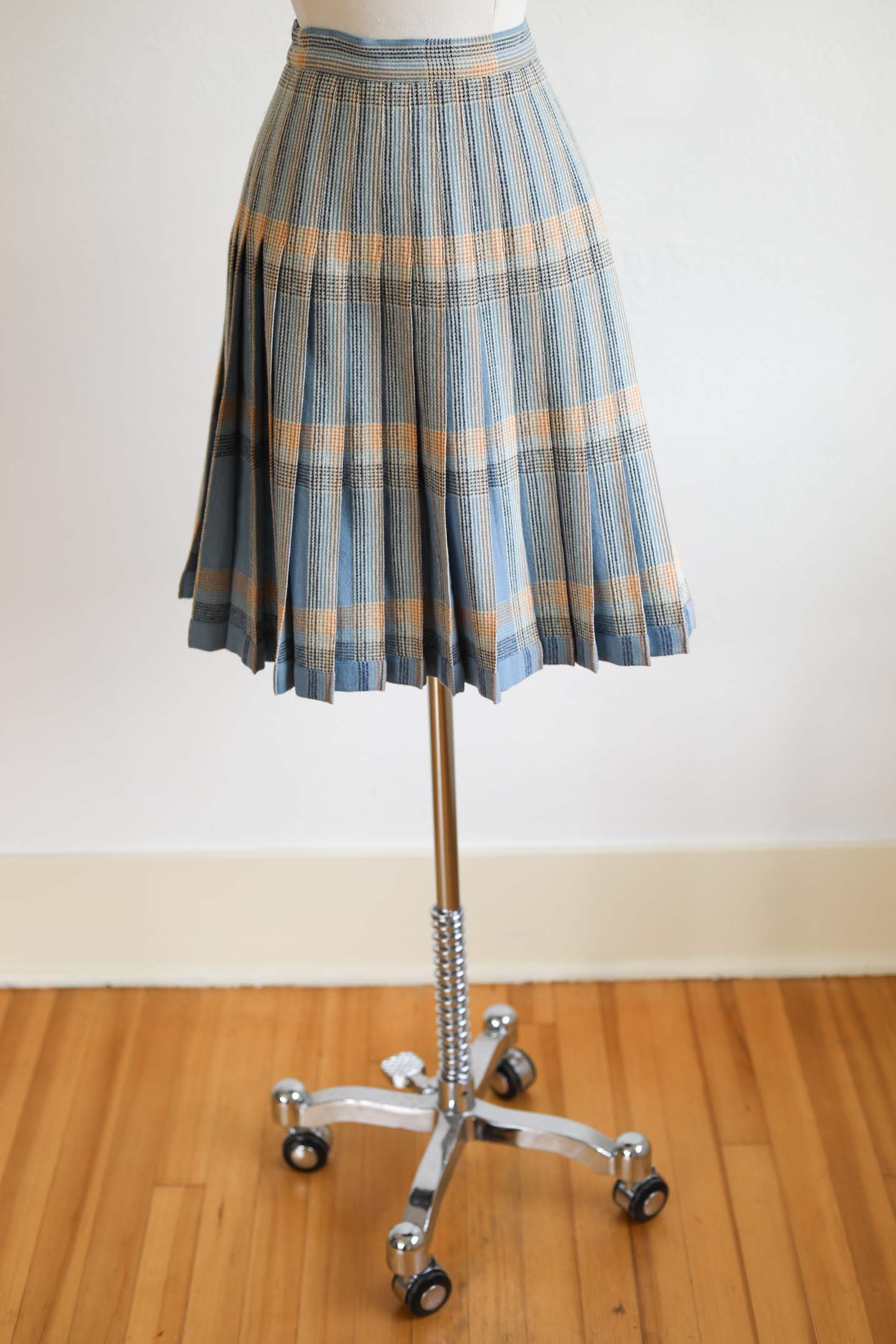 Vintage 1950s Skirt - Pendleton TURNABOUT Reversible Pleated Blue Peachy Tan Plaid Skirt Size M