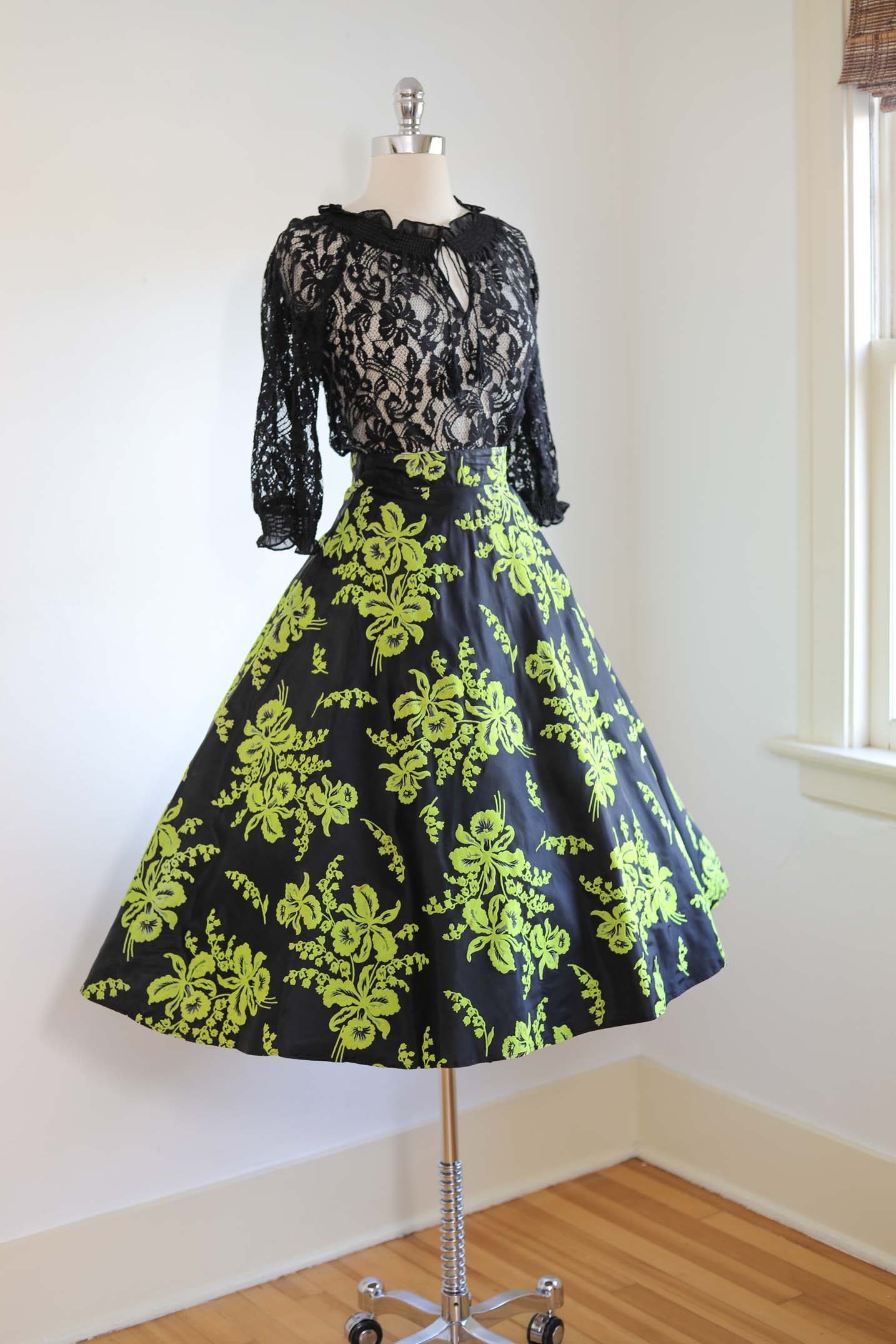 Vintage 1950s Skirt - EYE-POPPING Black Taffeta + Lurid Chartreuse Green Flocked Daffodil Flowers Size XS to S