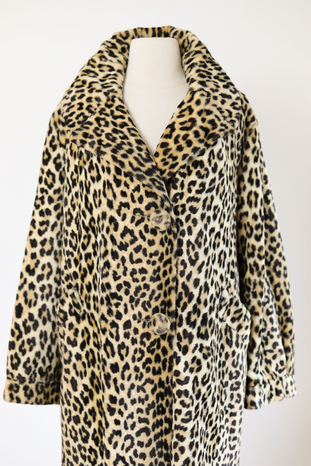 Vintage 1950s Swing Coat - Volup! Velvety-Soft Leopard Print Faux Fur w Bright Olive Green Lining! Size L to XL