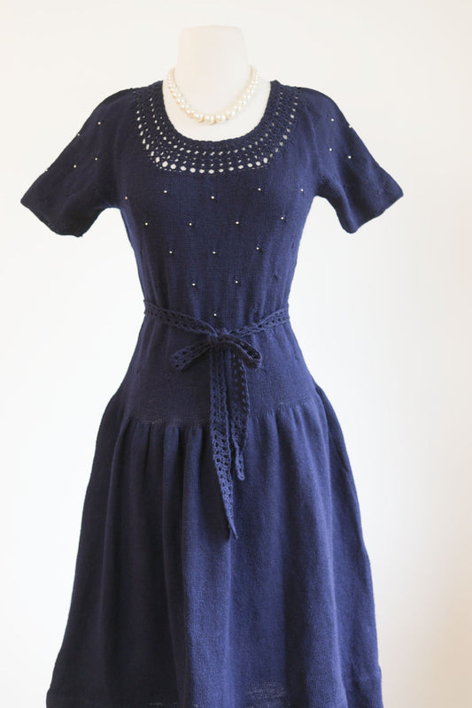 Vintage 1940s to 1950s Hand-Knit Dress - Midnight Blue Wool Knitwear w Faux Pearls Dress Size M to L
