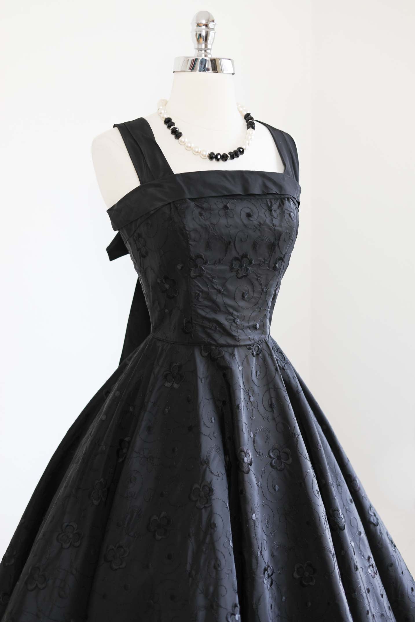 Vintage 1950s Princess Dress - SUBLIME Black Taffeta w Satin Embroidery Flowers Circle Skirt Party Dress Size S