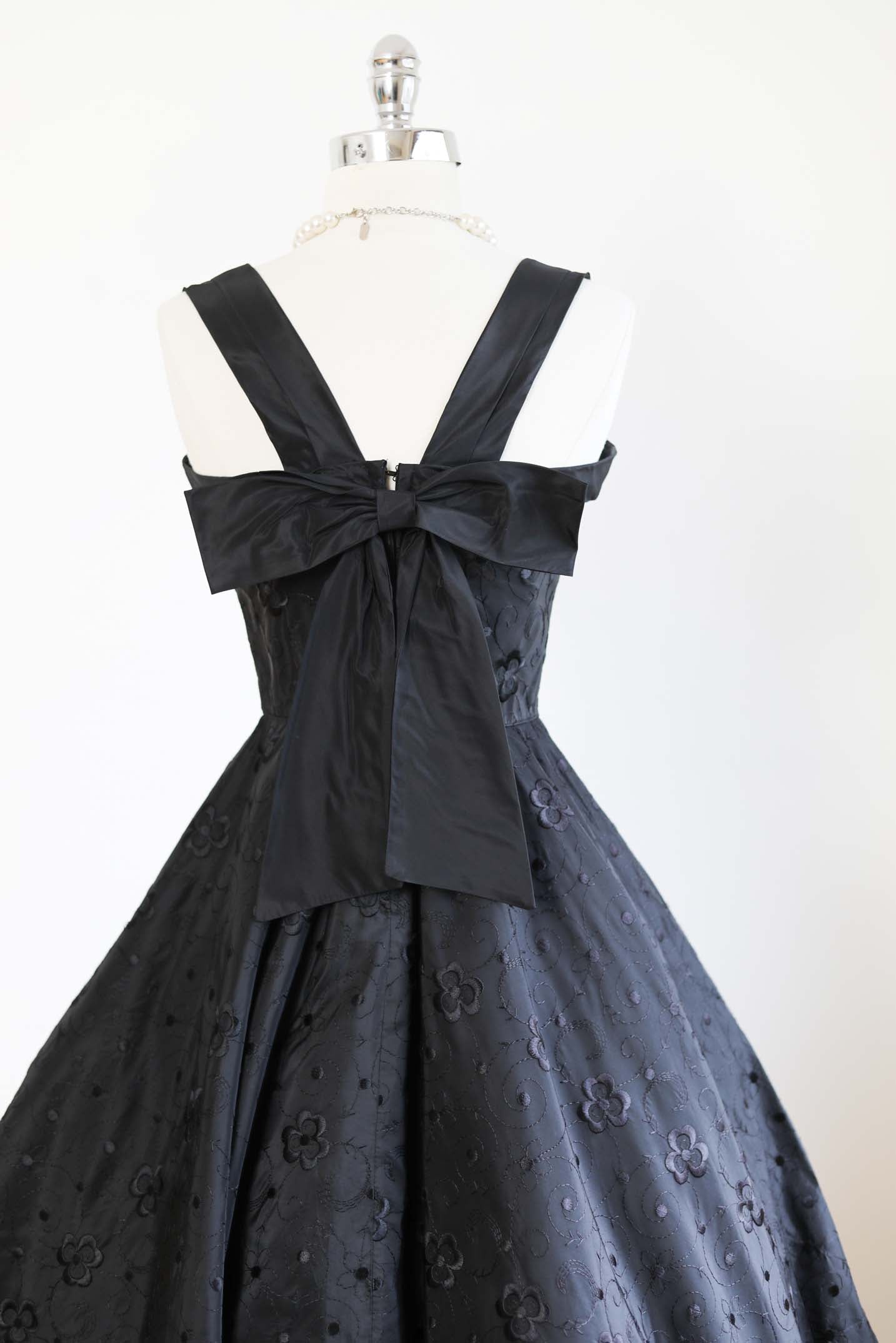 Vintage 1950s Princess Dress - SUBLIME Black Taffeta w Satin Embroidery Flowers Circle Skirt Party Dress Size S