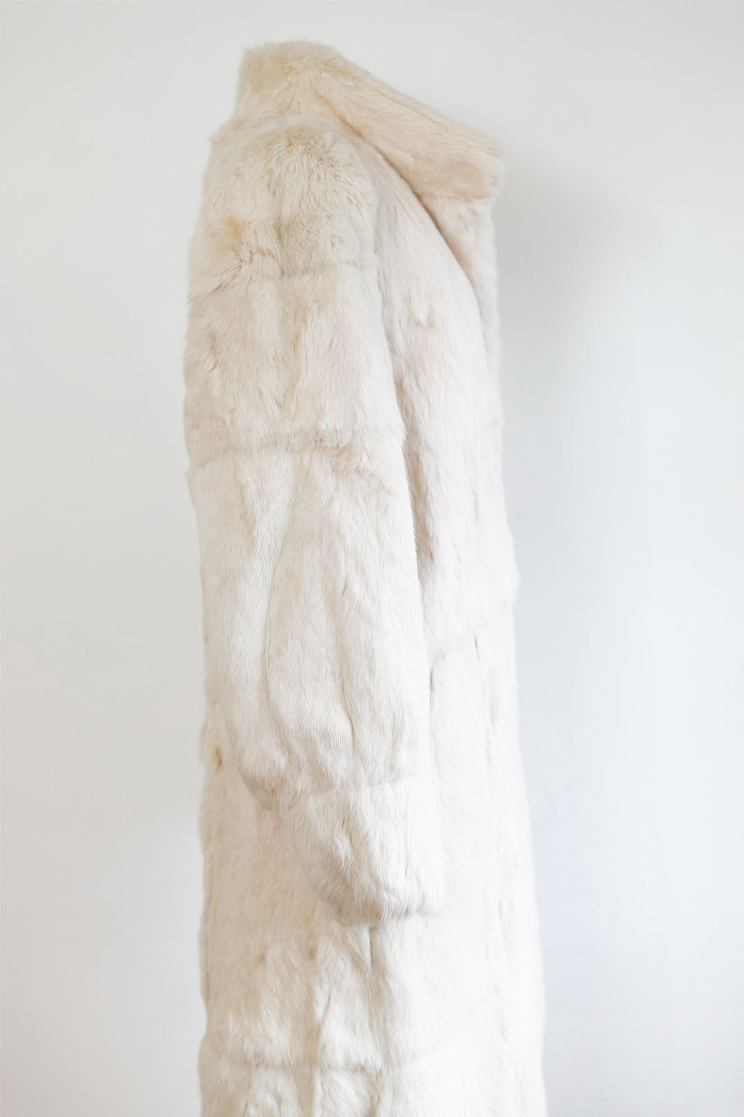 HALF-OFF SALE! Vintage 1970s - 1980s Snowy Ivory Fur Coat - Full-Length Rabbit Designer Coat Apres-Ski Size M