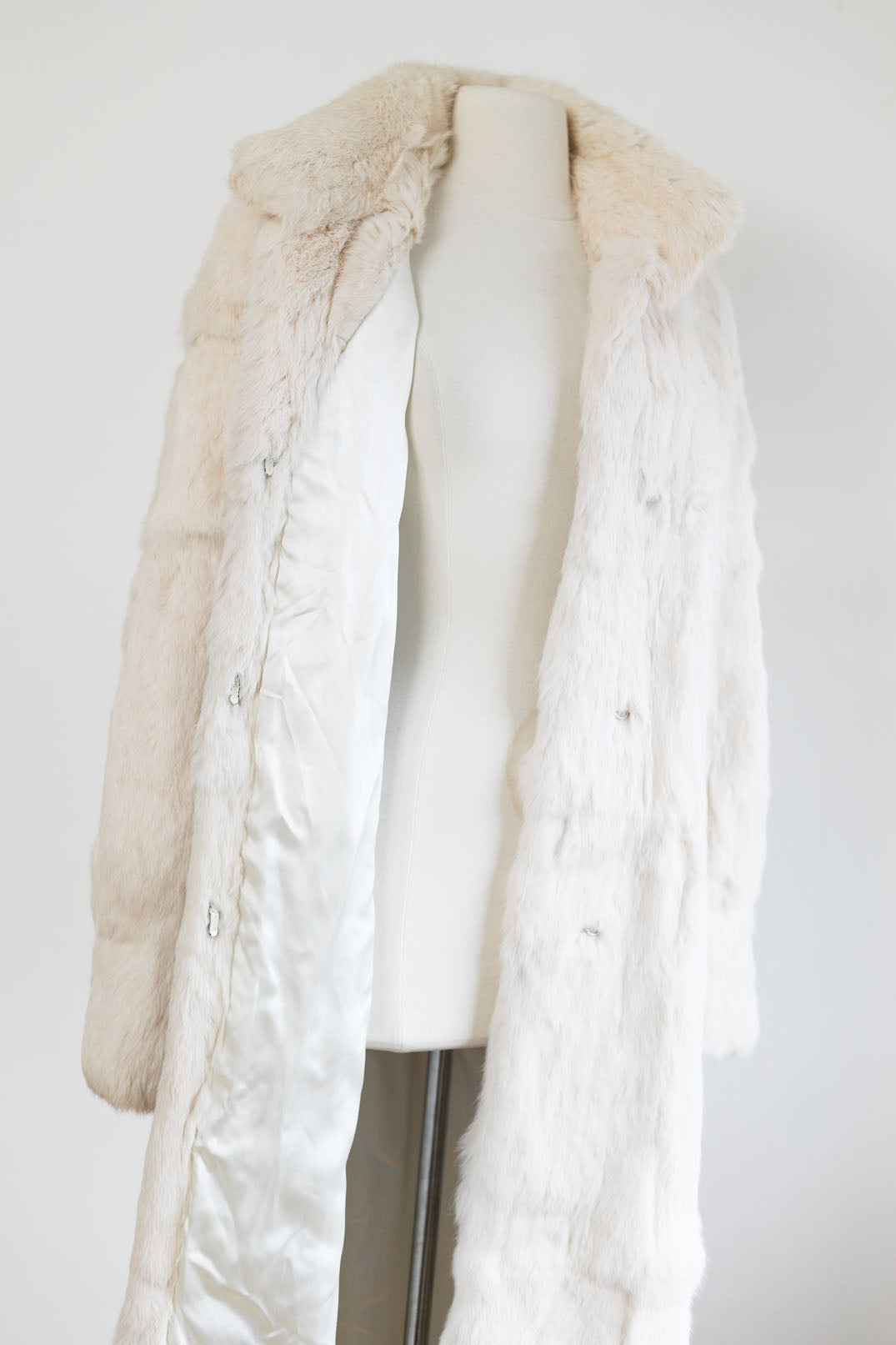 HALF-OFF SALE! Vintage 1970s - 1980s Snowy Ivory Fur Coat - Full-Length Rabbit Designer Coat Apres-Ski Size M