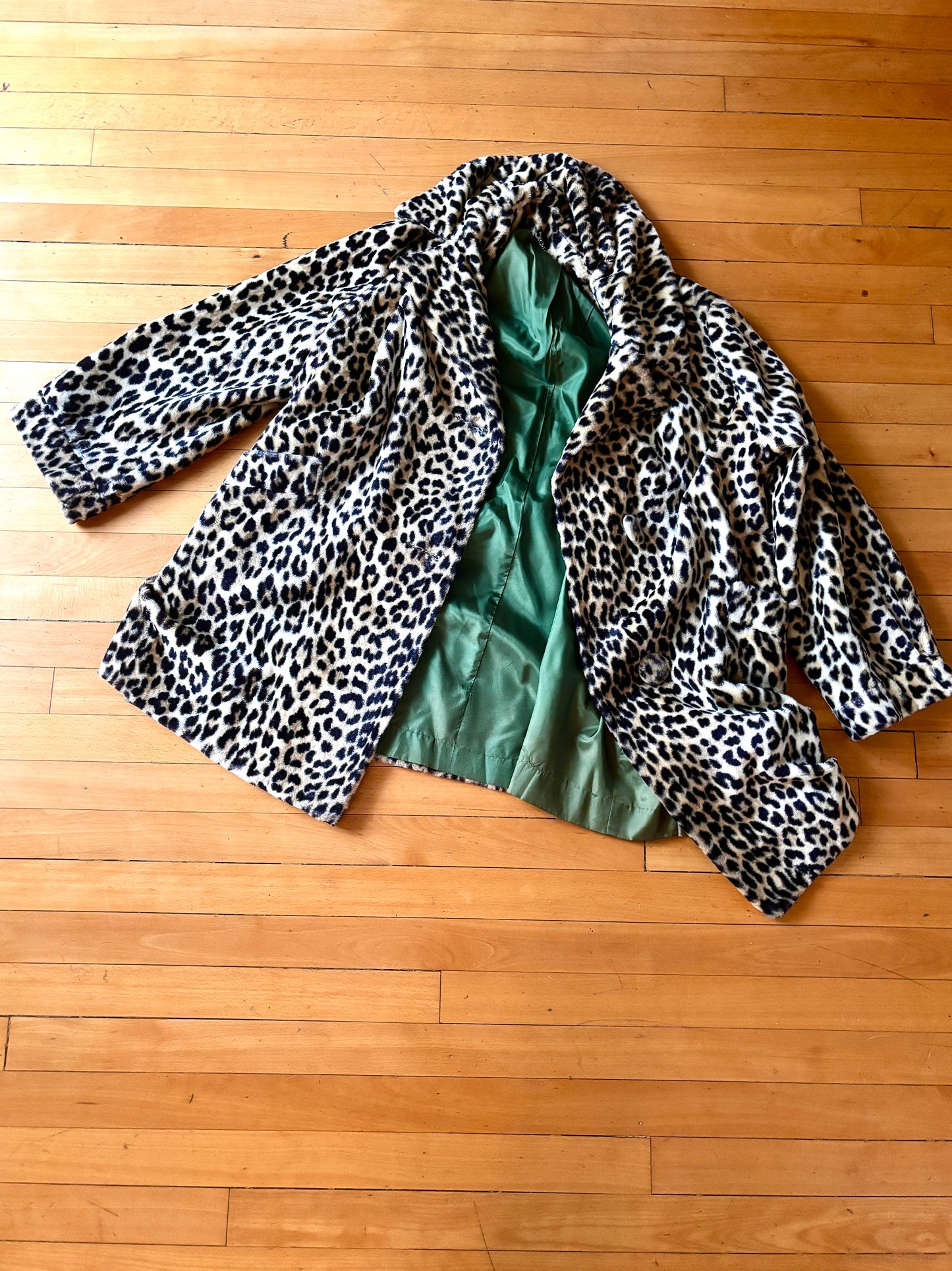 Vintage 1950s Swing Coat - Volup! Velvety-Soft Leopard Print Faux Fur w Bright Olive Green Lining! Size L to XL