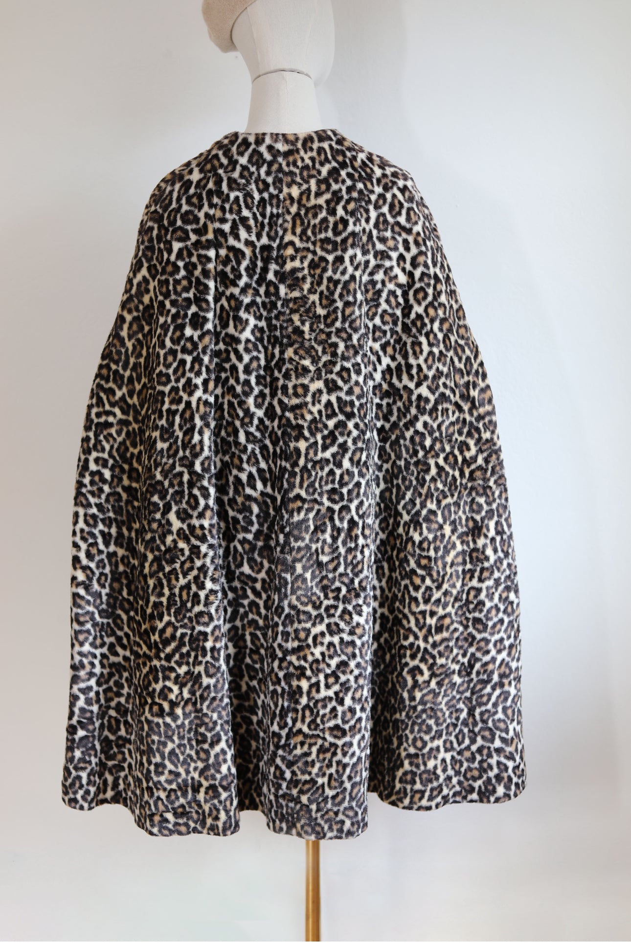 Vintage 1960s Cape Coat - Velvety-Soft Leopard Print Faux Fur Cloak Size S to XL