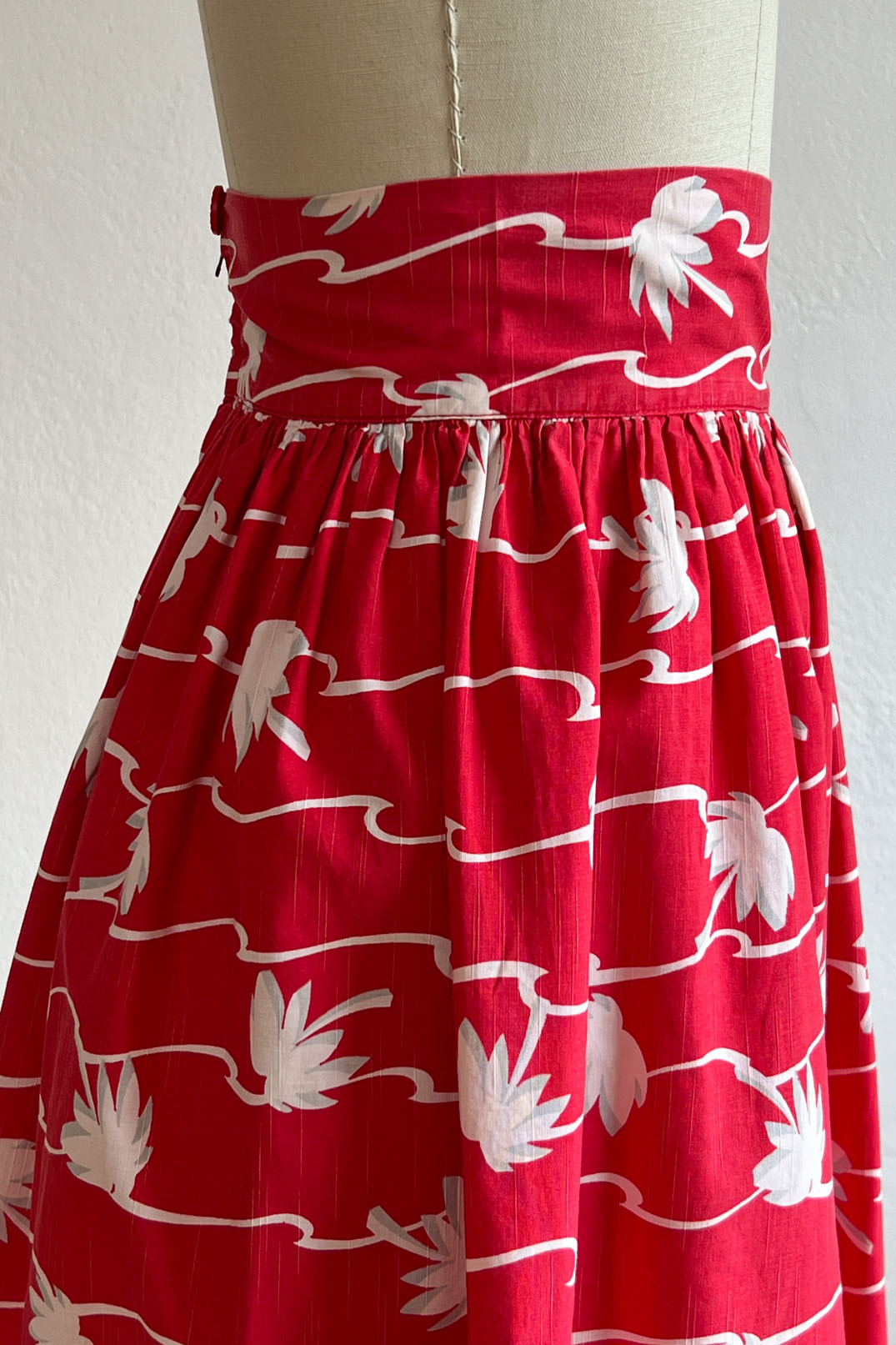 Vintage 1930s - 1940s Skirt - DARLING Strawberry Red White Grey Palm Tree Novelty Print Skirt Size XS - S