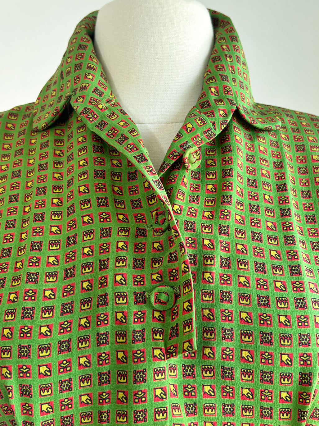 Vintage 1940s to 1950s Dress - Apple/Olive Green w Red + Chartreuse Surreal Cottages Print Belted Shirtwaist Size M