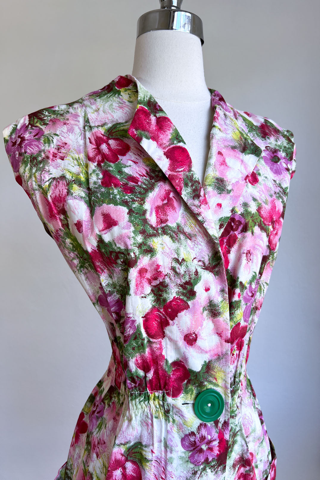 Vintage 1940s Art Smock Blouse - SATURATED BLOSSOMS Red Pink Poppy Print w Big Green Button + Pockets Size L - XL