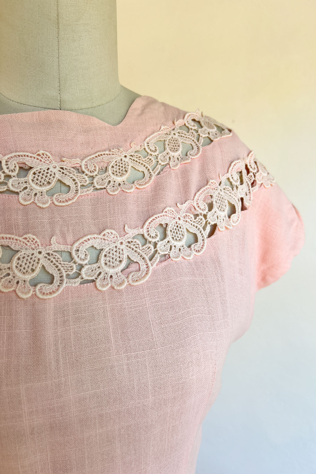 Vintage 1930s to 1940s Summer Suit - SUPERB Ballet Slipper Pink Junior's Linen + Openwork Crochet Lace Blouse + Skirt Size XS - S