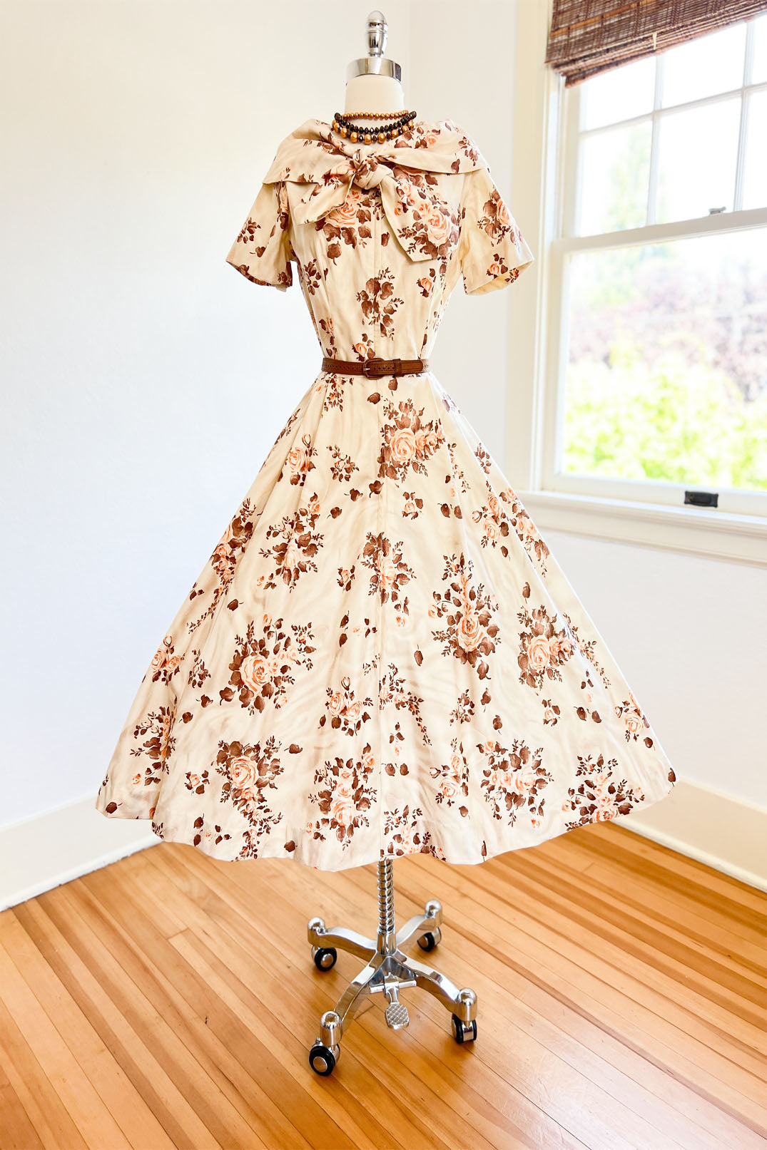 Vintage 1950s Dress - STUNNING Cream + Fawn and Peach Rose Print Cotton Beauty w Front Metal Zipper Size M