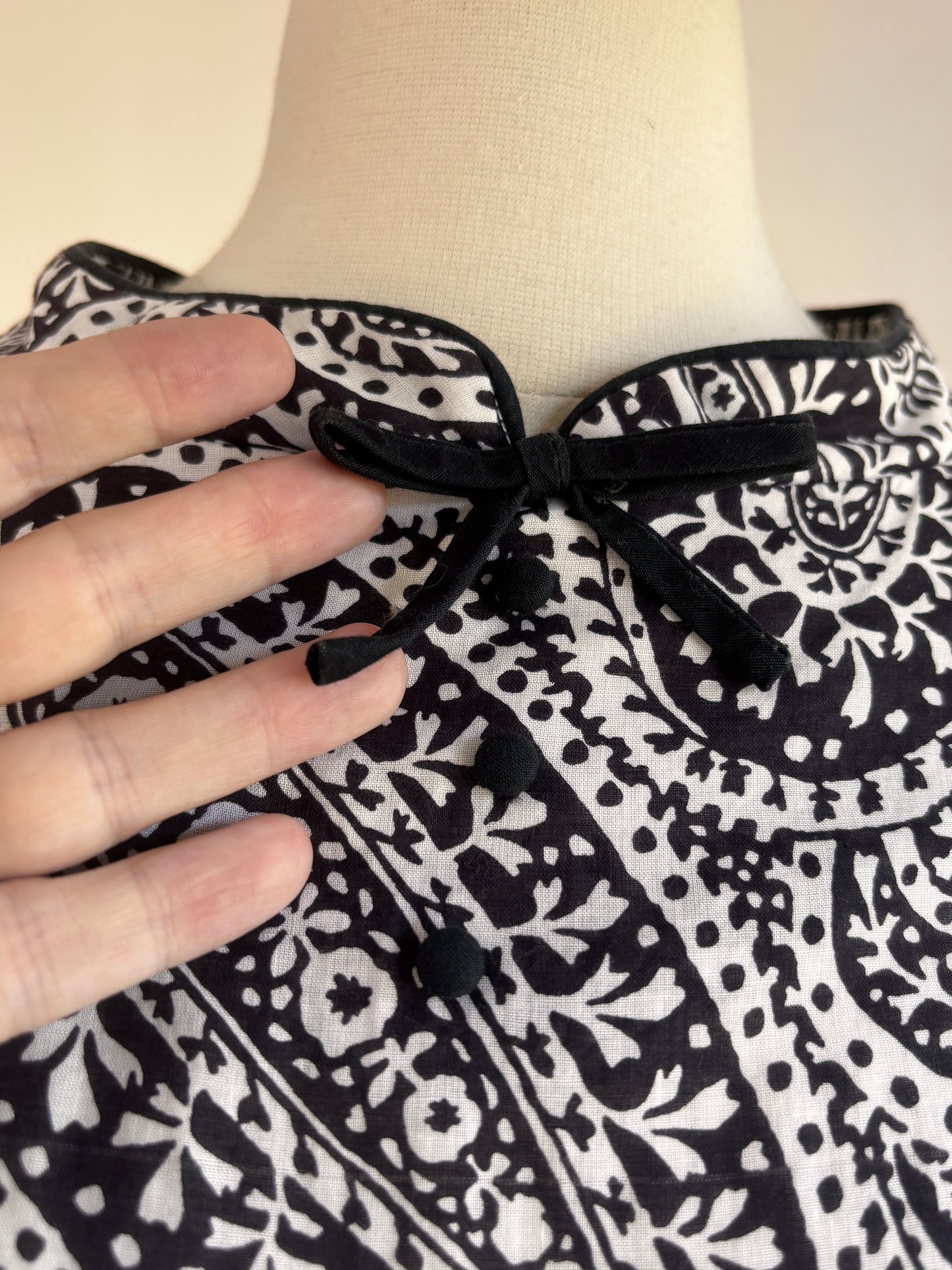 Vintage 1950s to 1960s Sundress - Cutie-Pie Black White Paisley Print Cotton w Buttons + Bow Dress Size XS to S