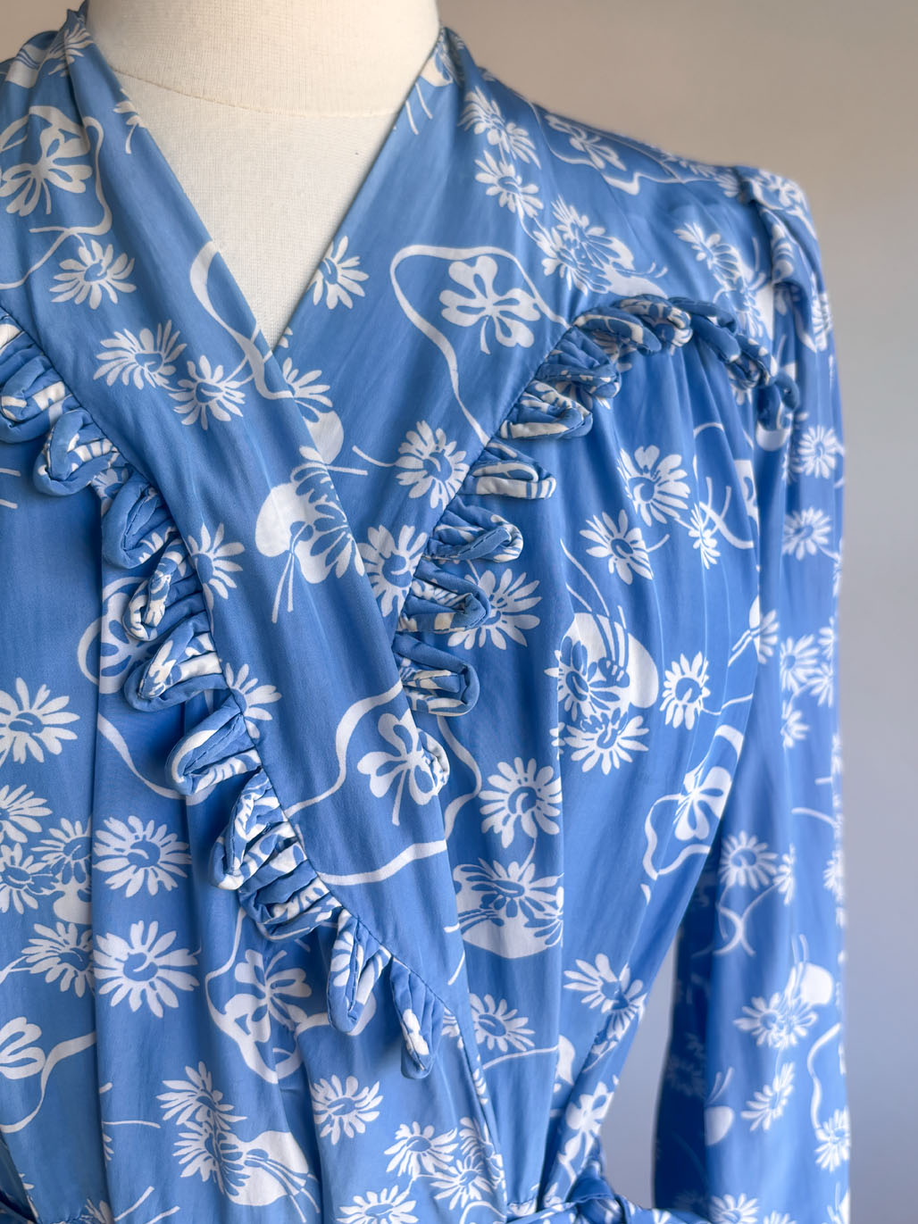 Vintage 1940s Dressing Gown - Cold Rayon Delphite Blue Novelty Print Lingerie Wrap Hostess House Coat Size M to XL