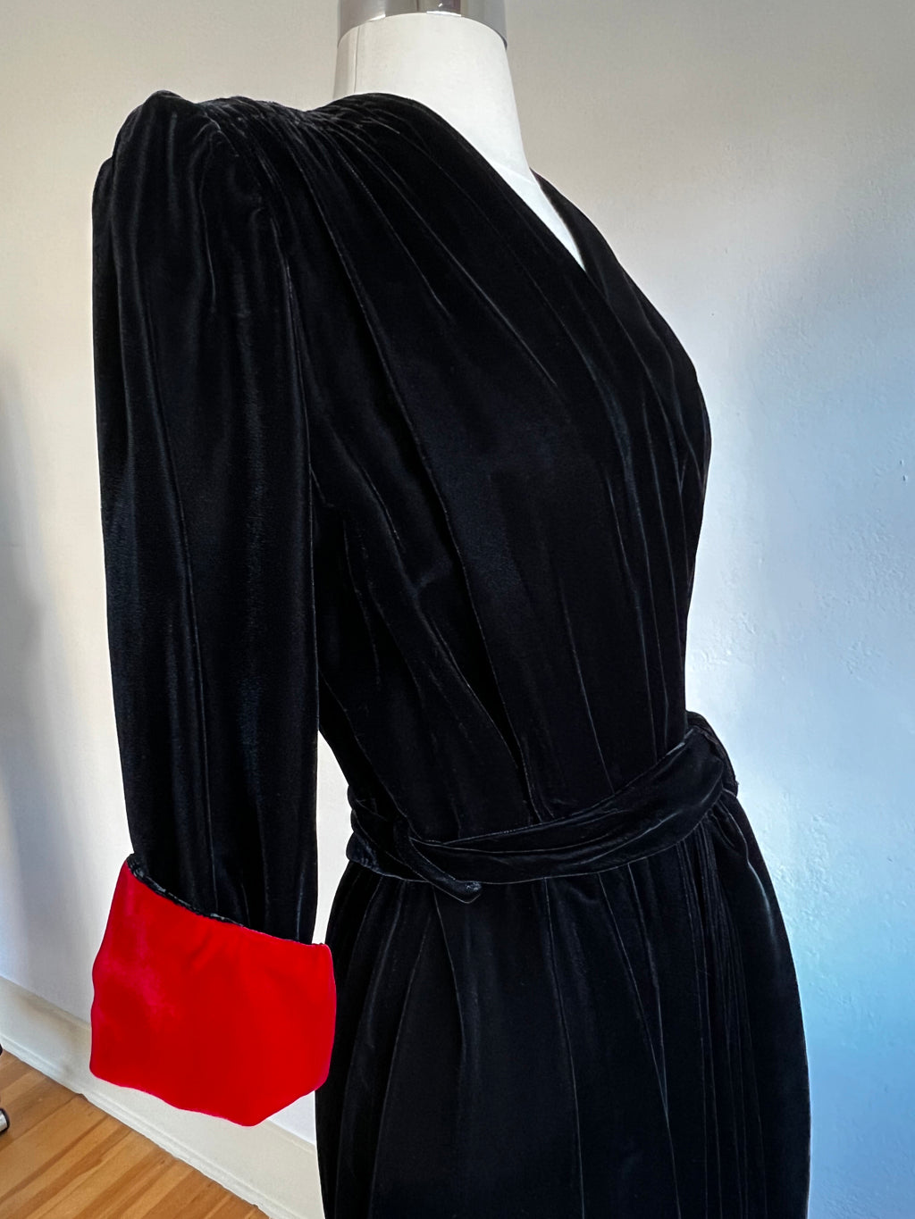 Vintage 1940s Dressing Gown - BLACK WIDOW Rayon Jersey Colorblock Strong Shoulder Wrap Robe w Blood Red Cuffs Fits Many