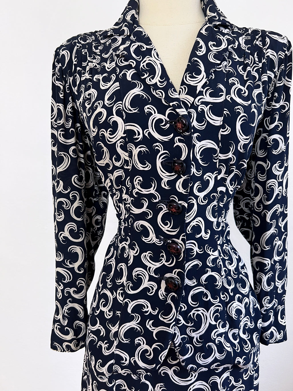 Vintage 1940s Rayon Crepe Princess Dress Suit - VOLUP Sophisticated Designer Feather Frond Print Jacket + Skirt w FAB Buttons Size L - XL