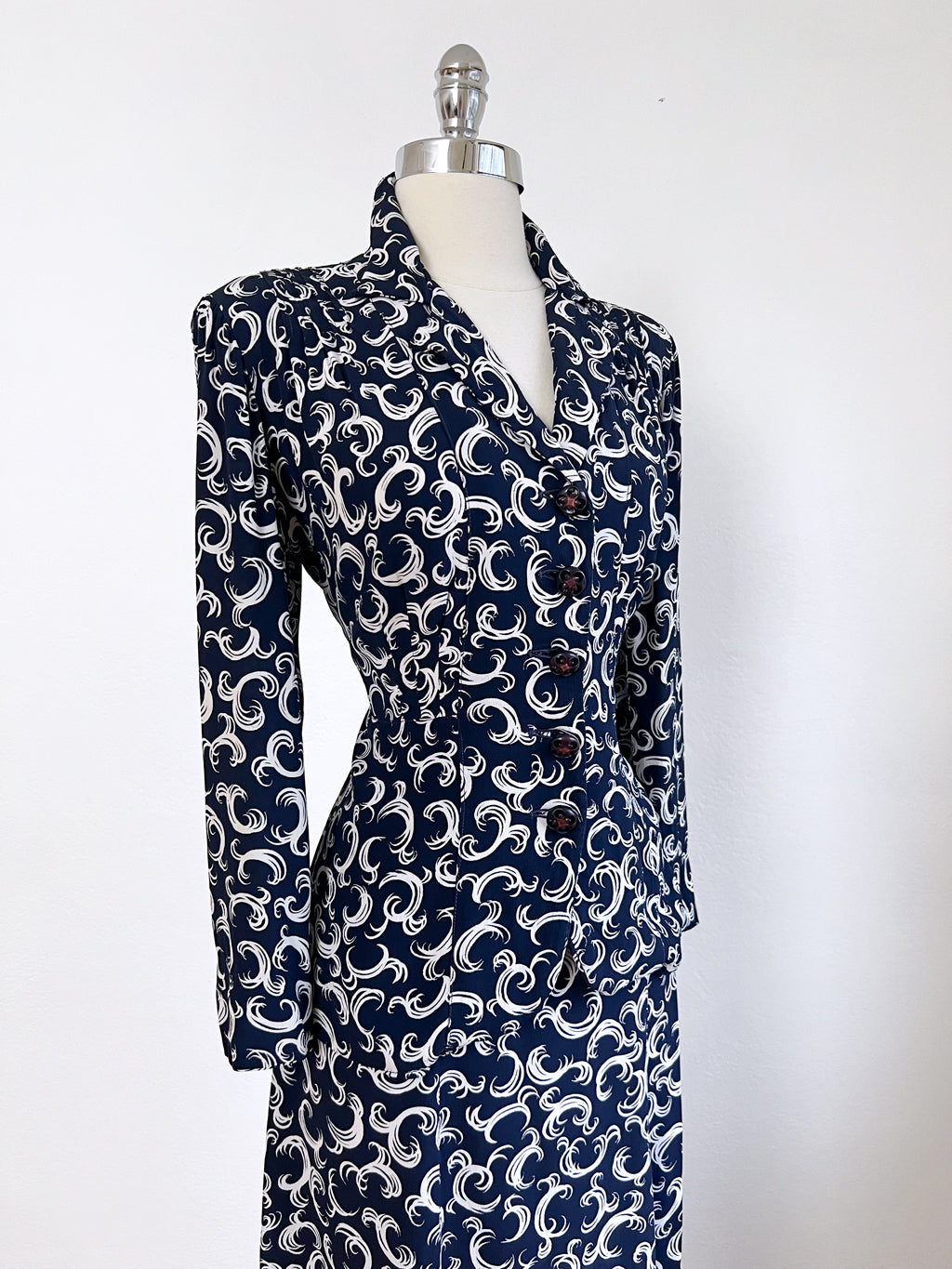 Vintage 1940s Rayon Crepe Princess Dress Suit - VOLUP Sophisticated Designer Feather Frond Print Jacket + Skirt w FAB Buttons Size L - XL