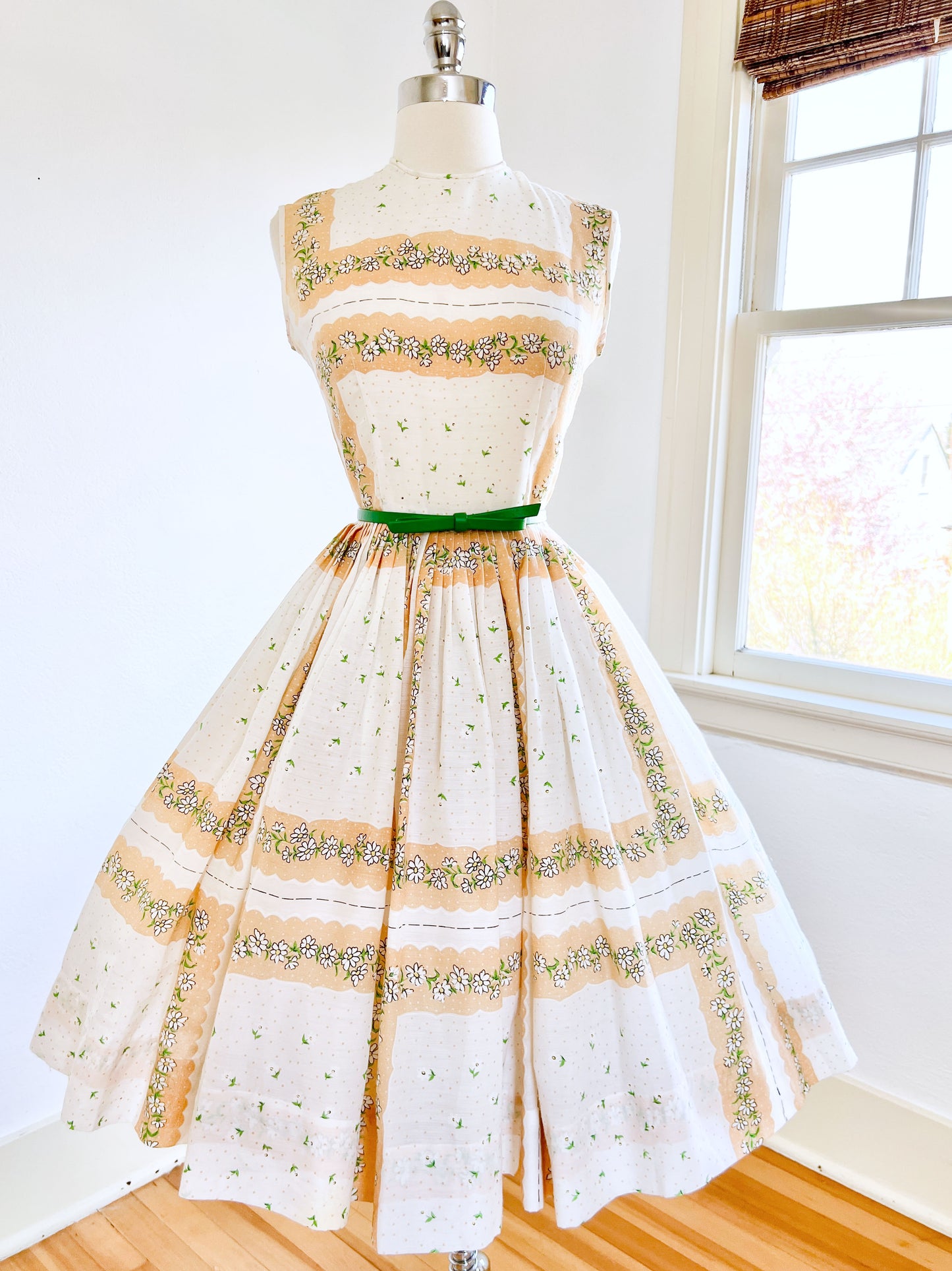 Vintage 1950s Dress - PRETTY Voile Cotton Jerry Gilden Sundress w Fawn, Apple Green, White Daisy Border Print Size XS to S