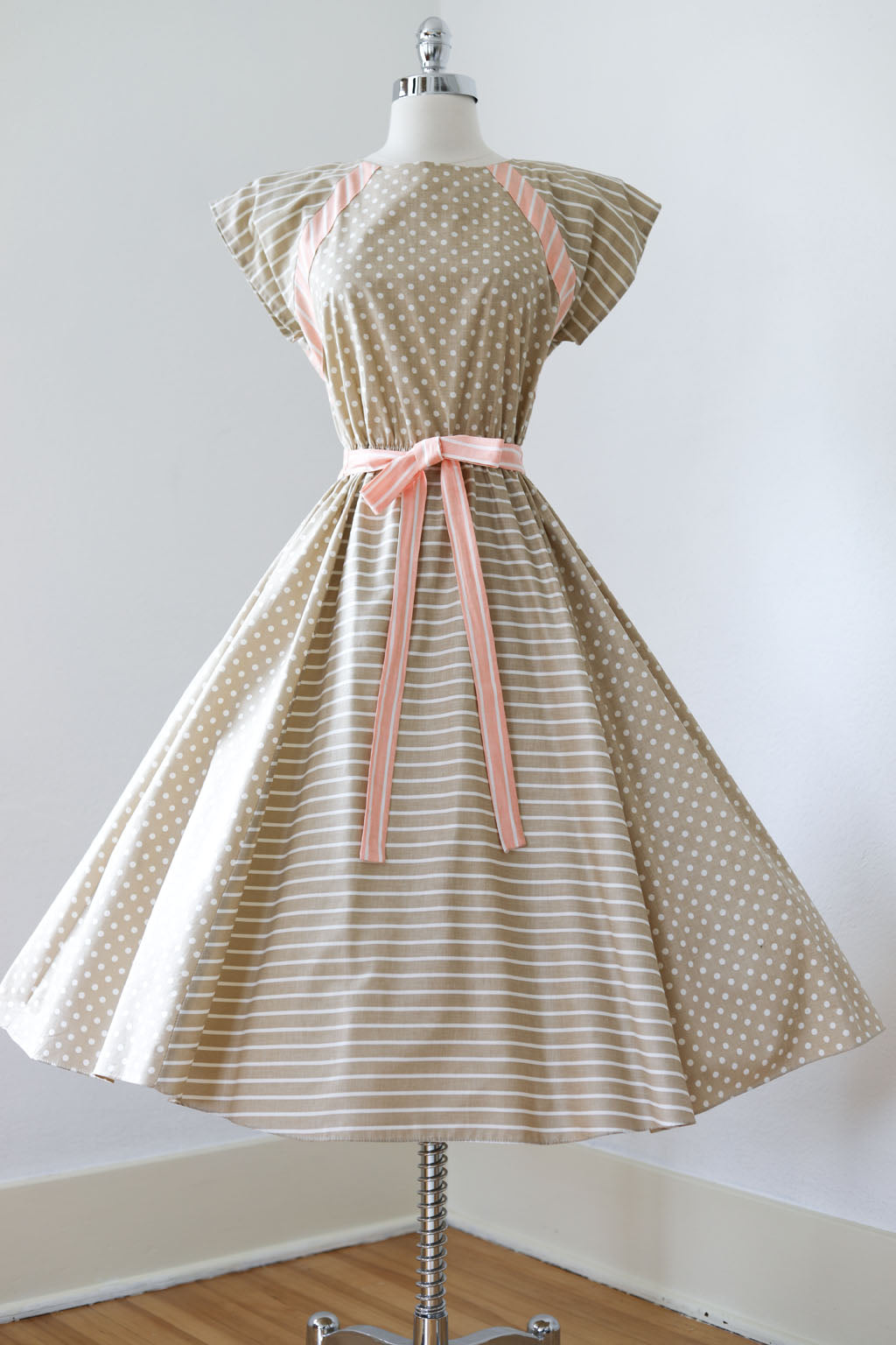 Vintage 1980s Dress - Soft Sand + Peach New Wave Cotton Sundress w Rear Criss-Cross Size M to L